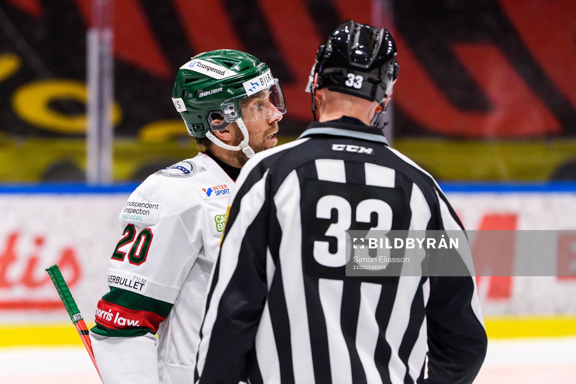 Frölundas Joel Lundqvist i samtal med linjedomare Johannes