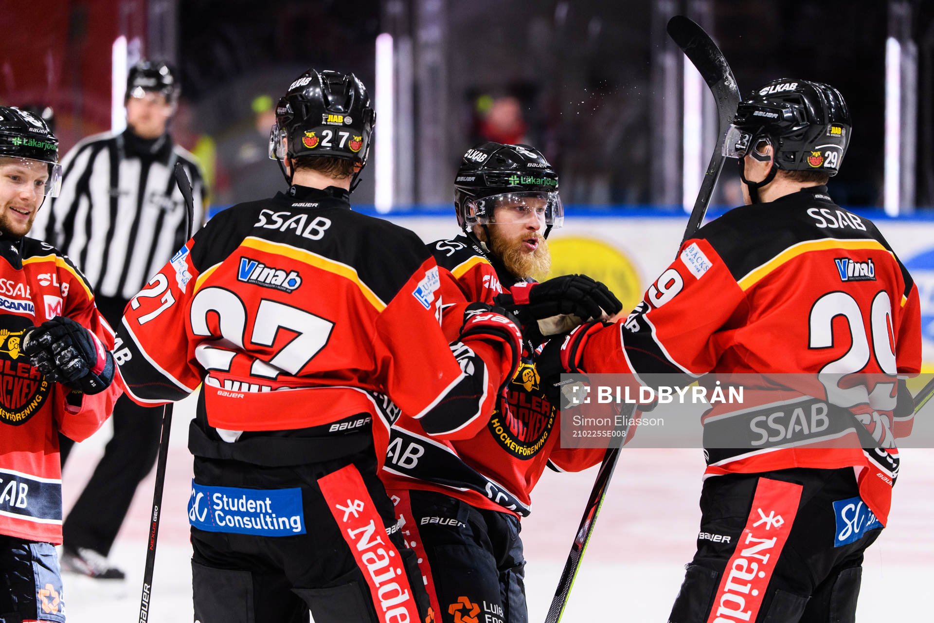 Luleås Nils Lundkvist jublar med lagkamrater