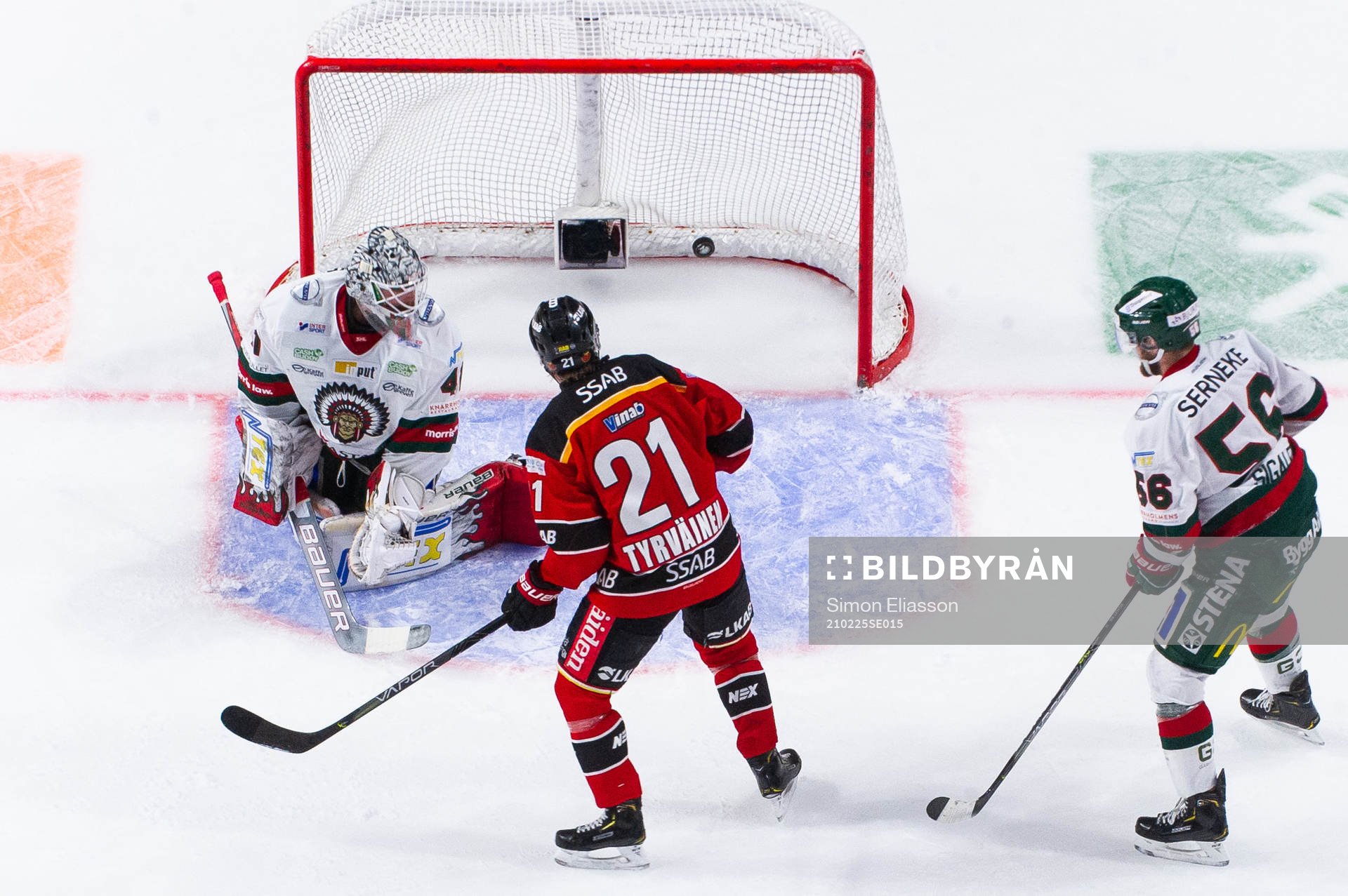 Luleås Nils Lundkvist (ej i bild) sätter 1-0 bakom