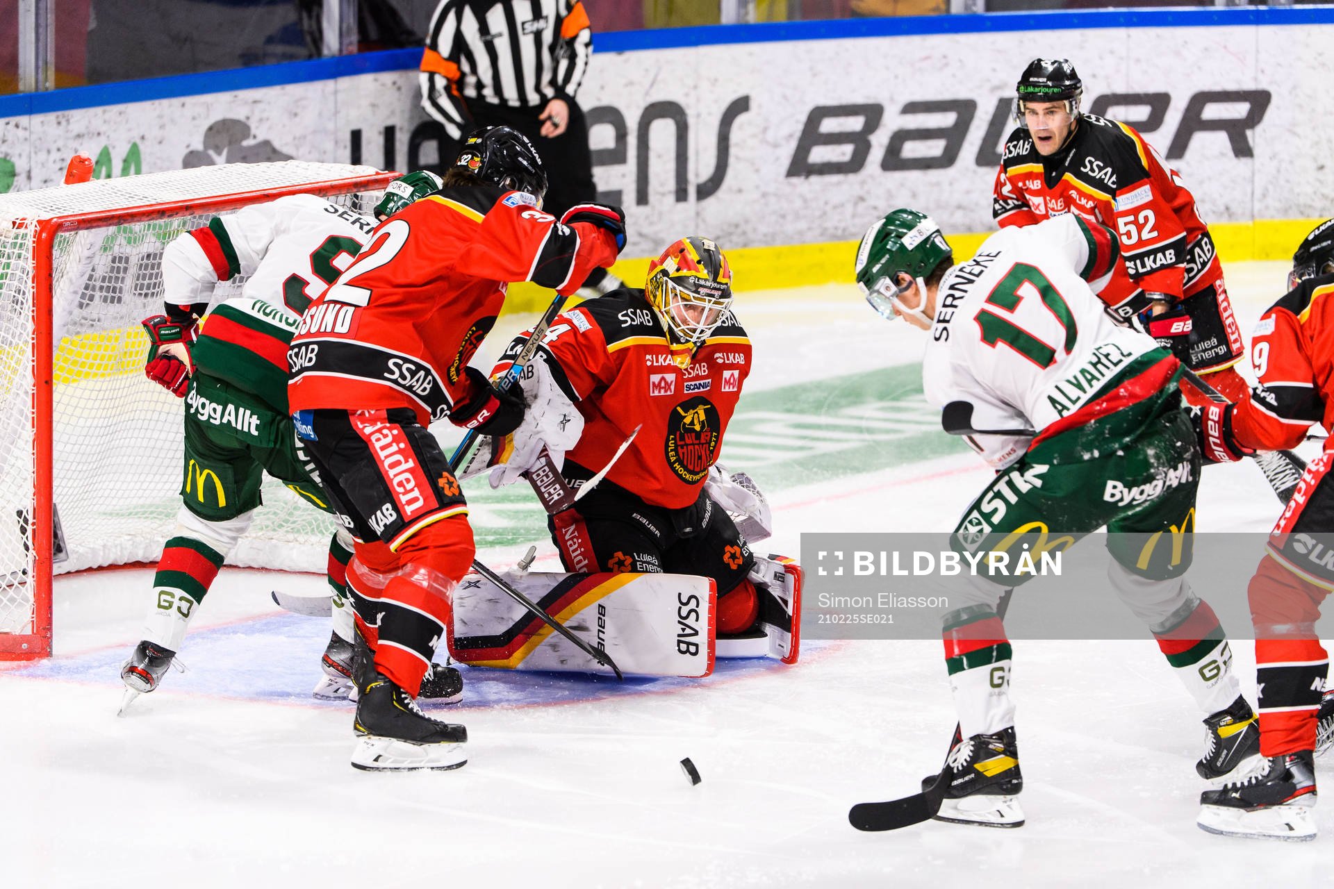Frölundas Robin Alvarez gör 2-1 bakom Luleås målvakt