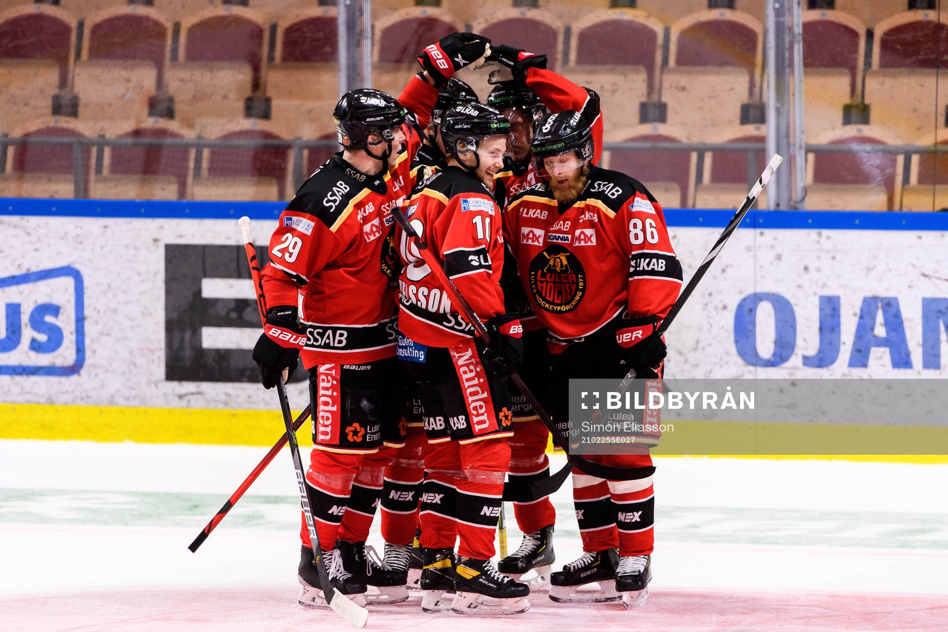 Luleås Juhani Tyrväinen jublar med lagkamrater