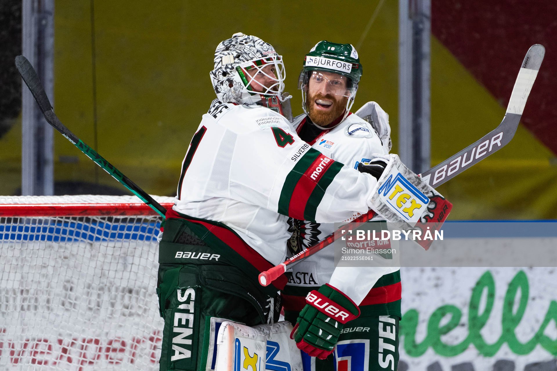 Frölundas målvakt Niklas Rubin och Jens Olsson jublar