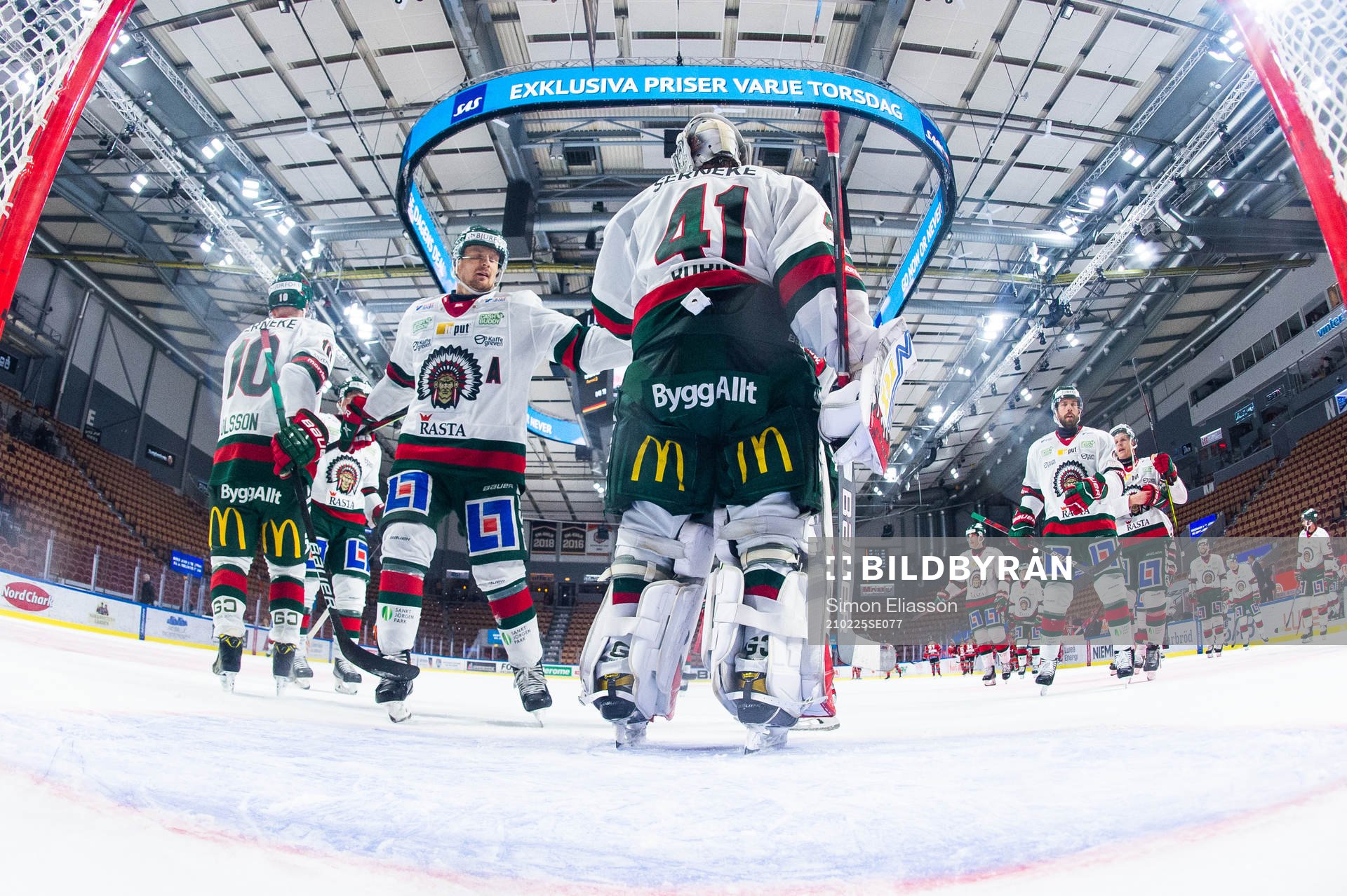 Frölundas målvakt Niklas Rubin jublar med lagkamrater