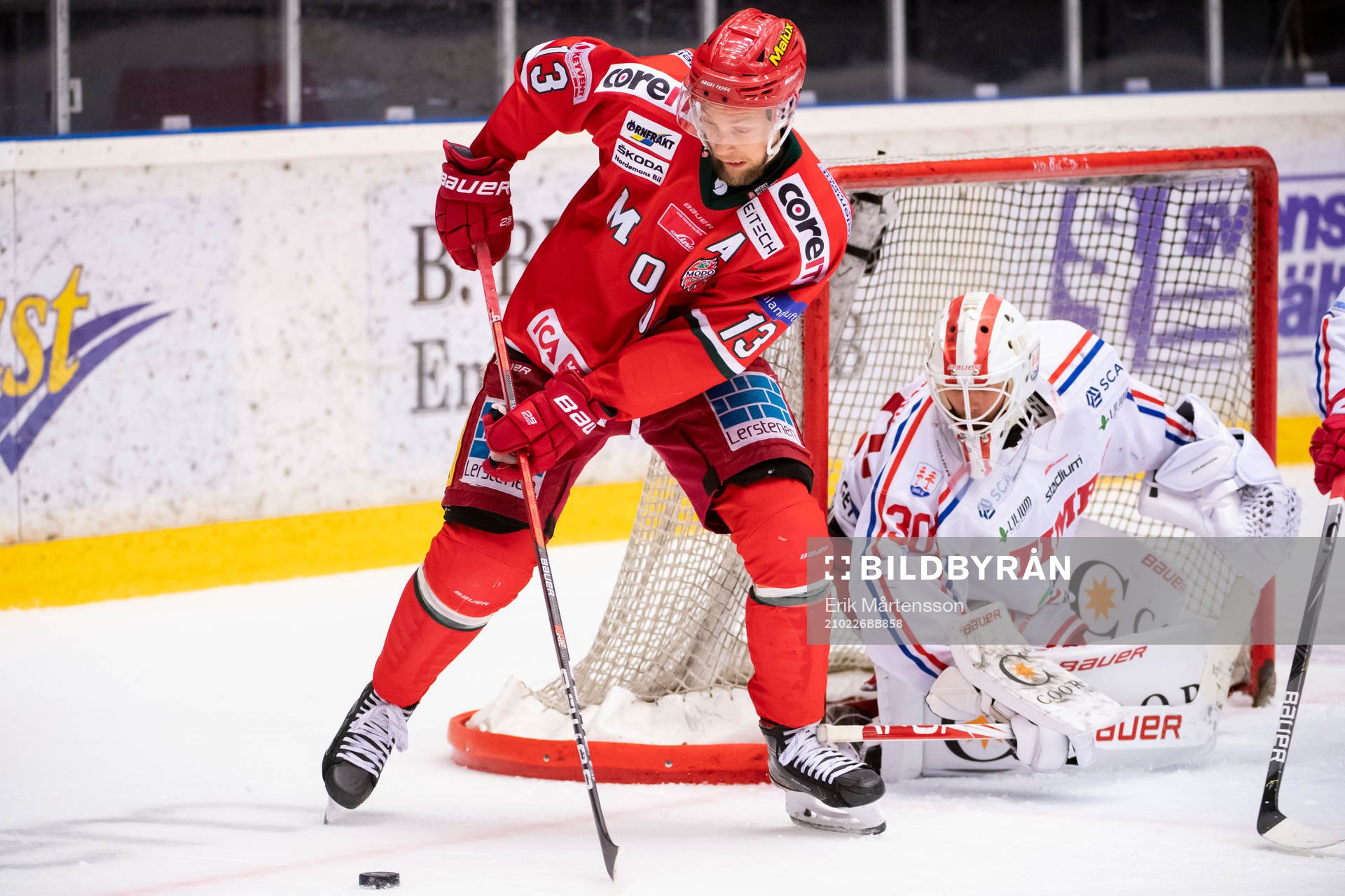 Modos Johan Harju och Timrås målvakt Jacob Johansson
