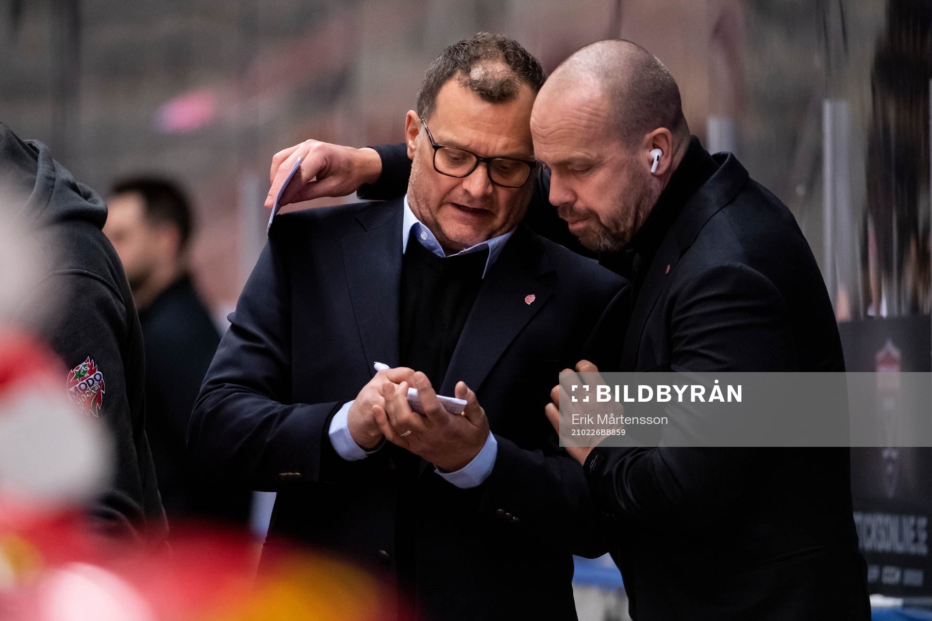 Modos tränare Magnus Sundquist och assisterande tränare