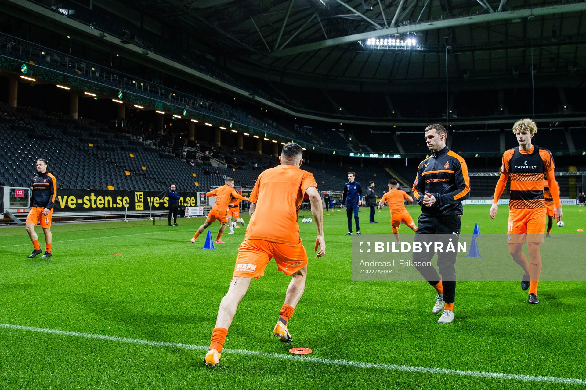 AFC Eskilstunas spelrare värmer upp