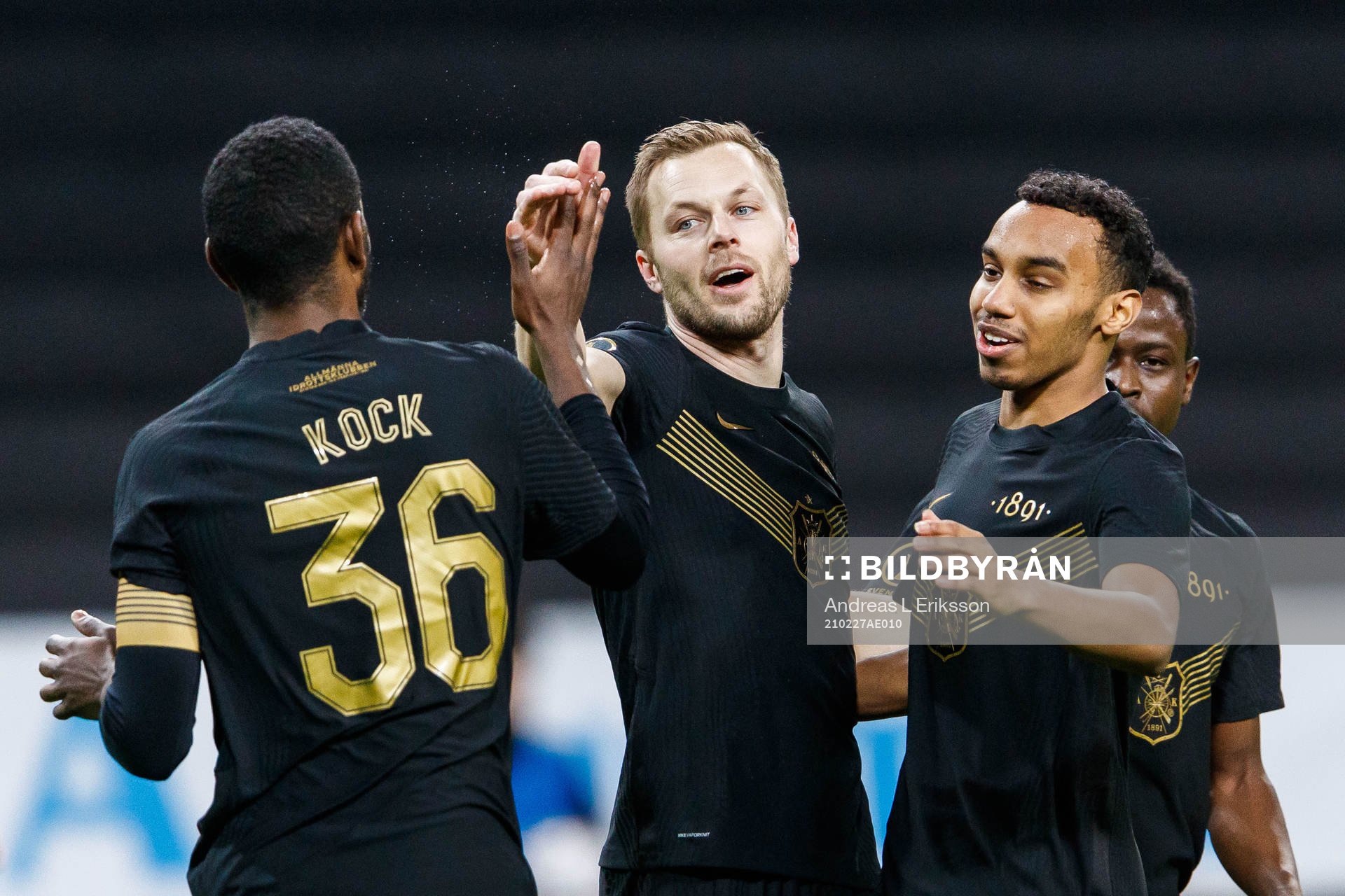 s Sebastian Larsson jublar med Henok Goitom och Bilal Husein