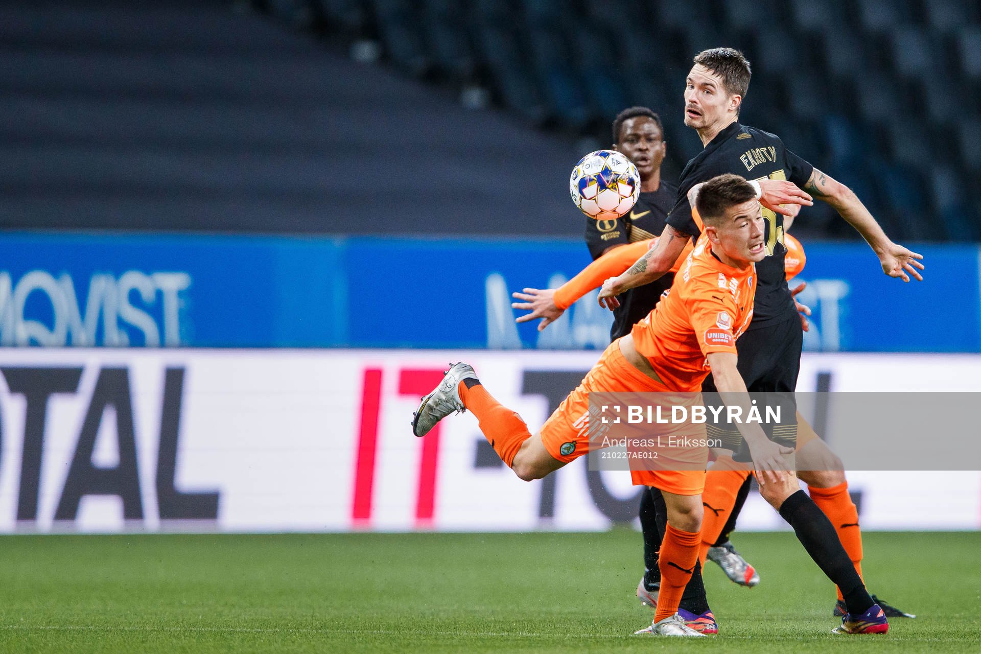 AIK:s Mikael Lustig och AFC Eskilstunas Adam Larsson under fotbollsmatchen i Svenska Cupen mellan AIK och AFC Eskilstuna den 27 februari 2021 i Stockholm.