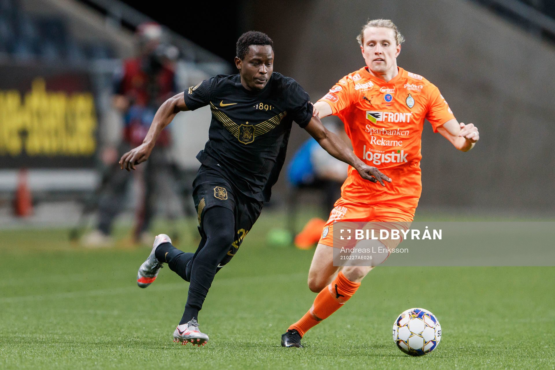 s Erick Otieno och AFC Eskilstunas Viktor Götesson