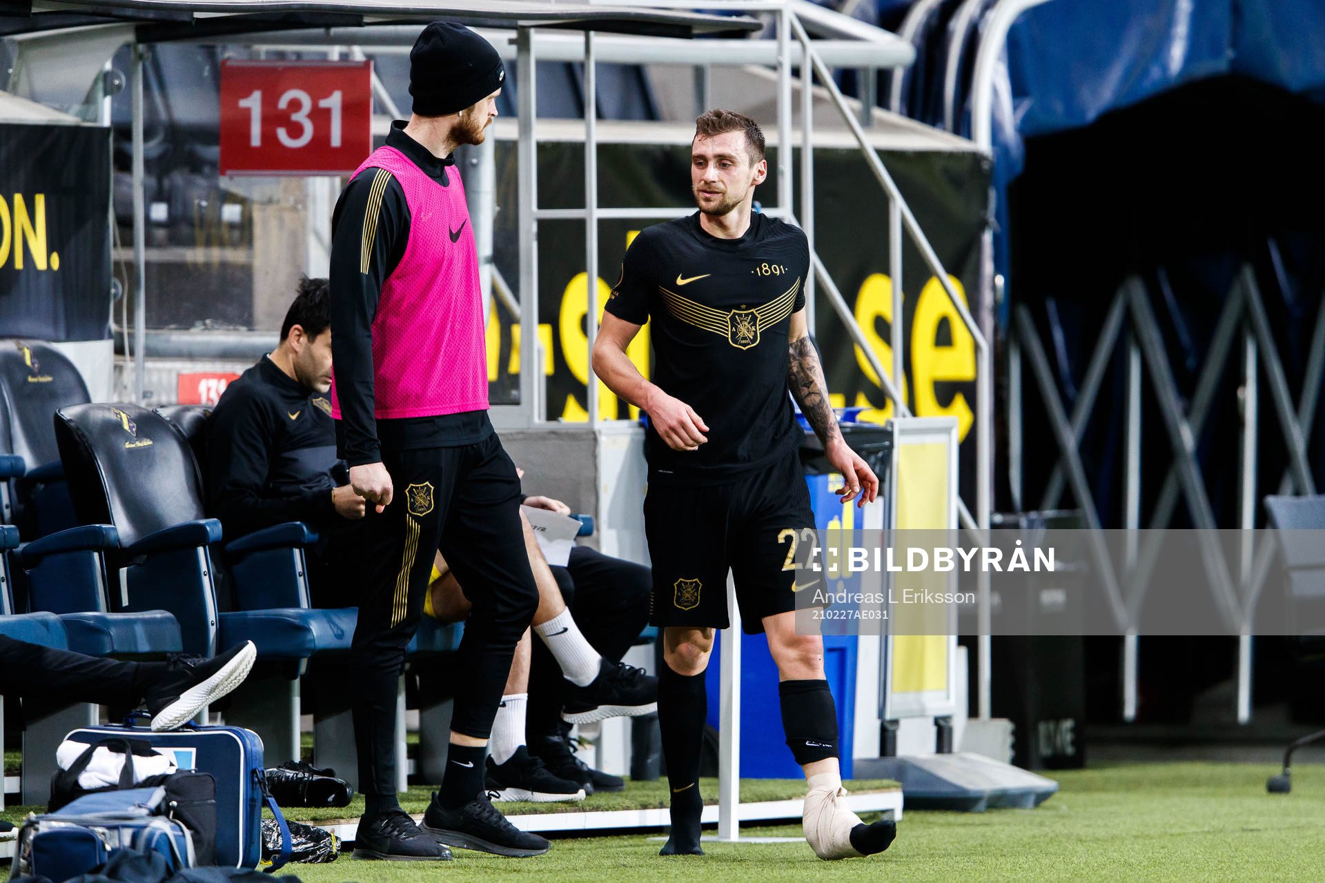 s Filip Rogic med bandage kring foten