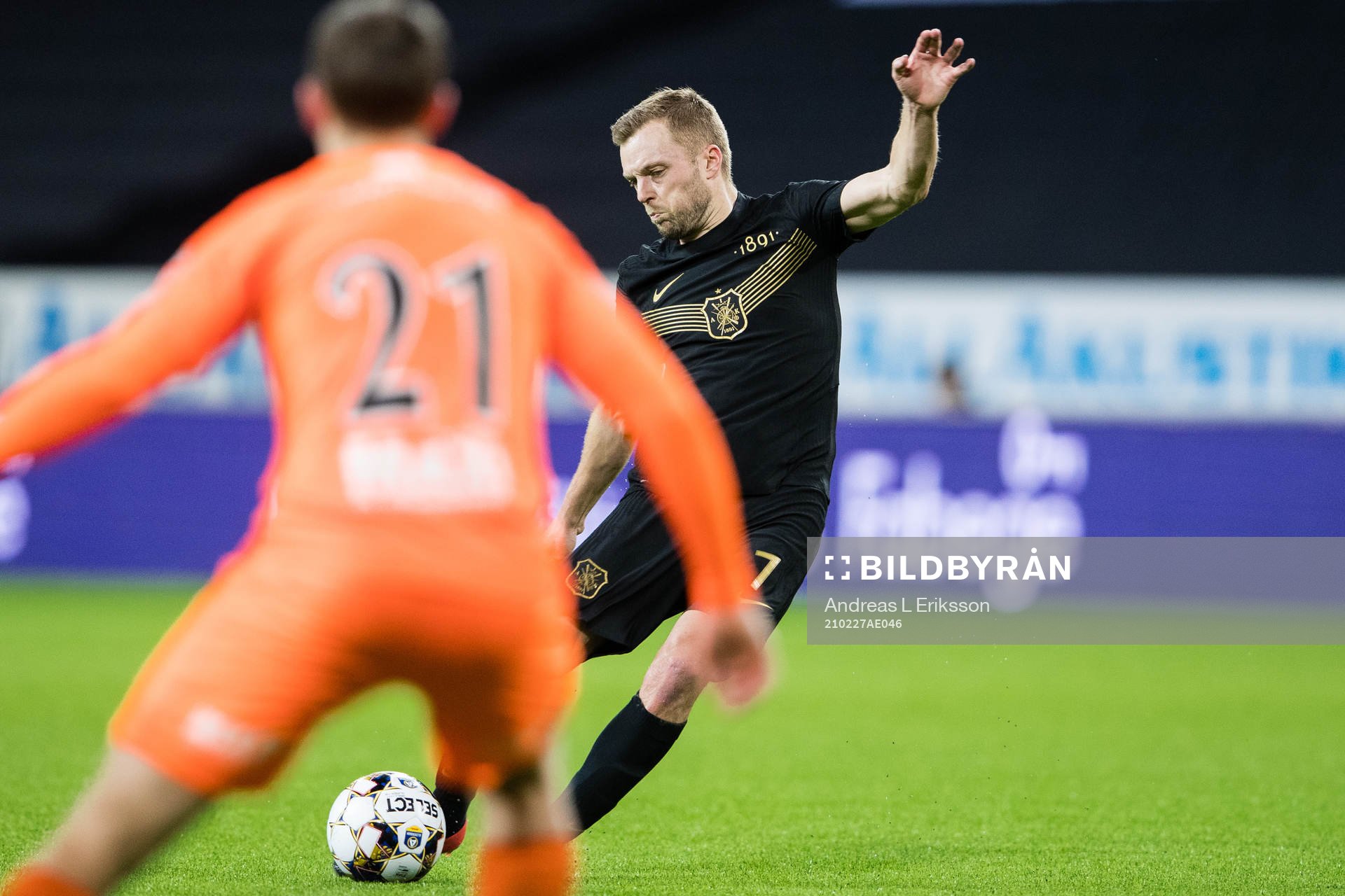 s Sebastian Larsson med en frispark