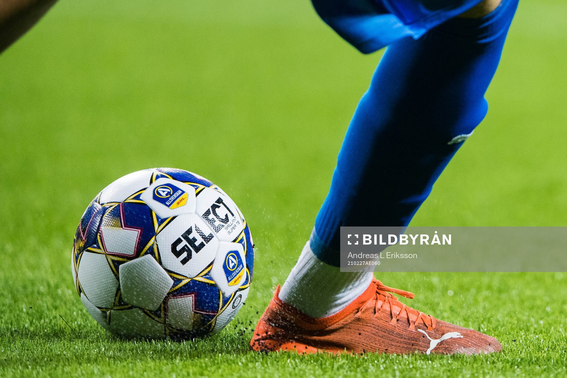 En fotboll på konstgräs