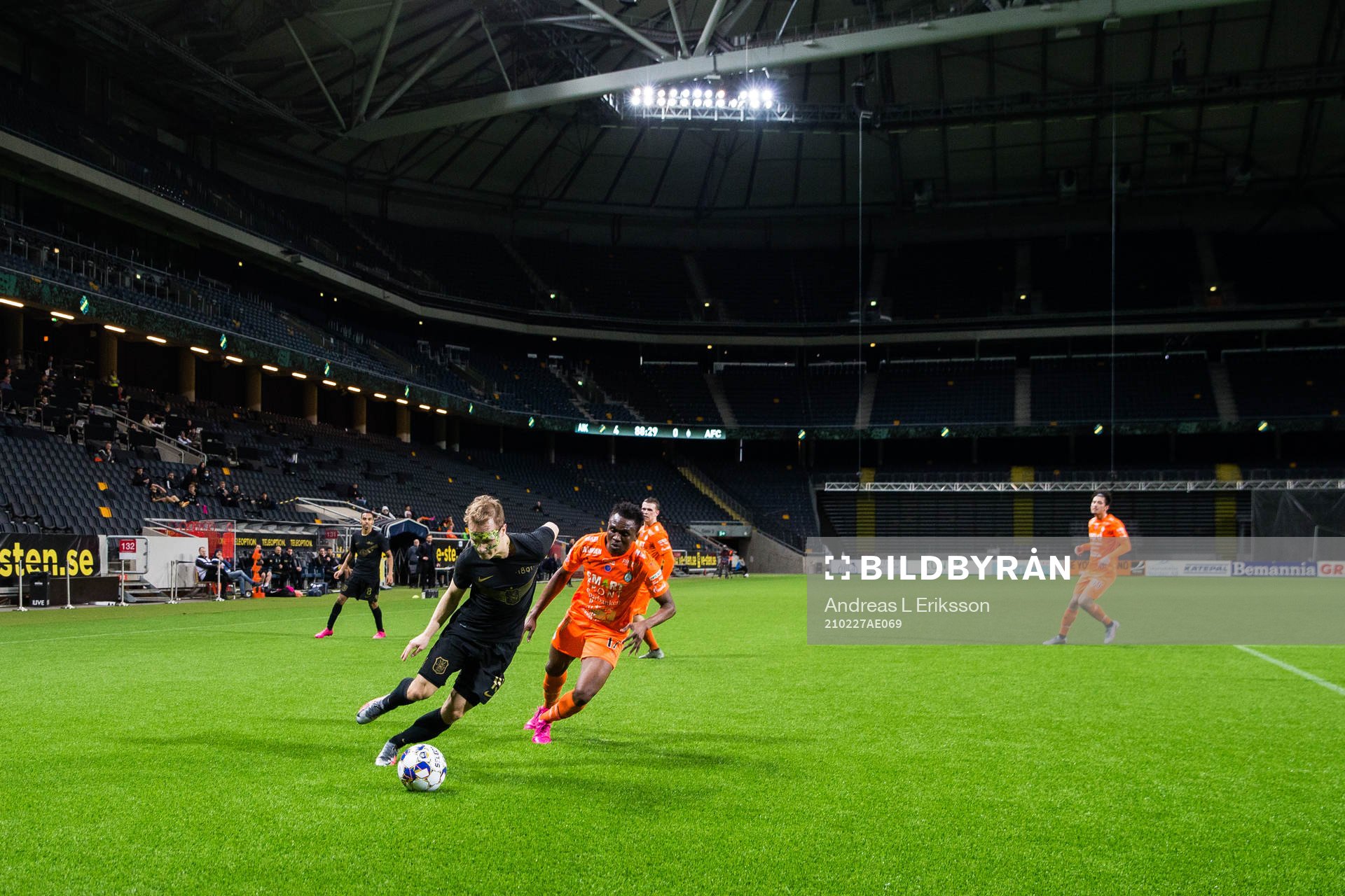 AIK:s Saku Ylätupa och AFC Eskilstunas Lawson Sabah under fotbollsmatchen i Svenska Cupen mellan AIK och AFC Eskilstuna den 27 februari 2021 i Stockholm. 