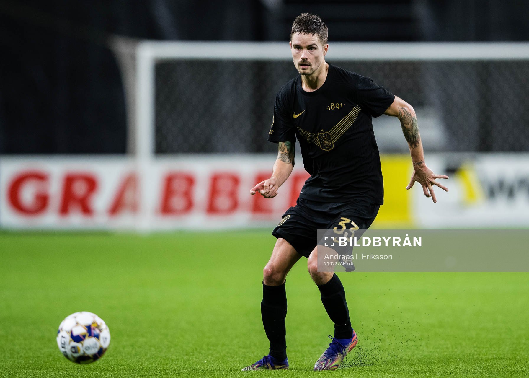 AIK:s Mikael Lustig under fotbollsmatchen i Svenska Cupen mellan AIK och AFC Eskilstuna den 27 februari 2021 i Stockholm. 