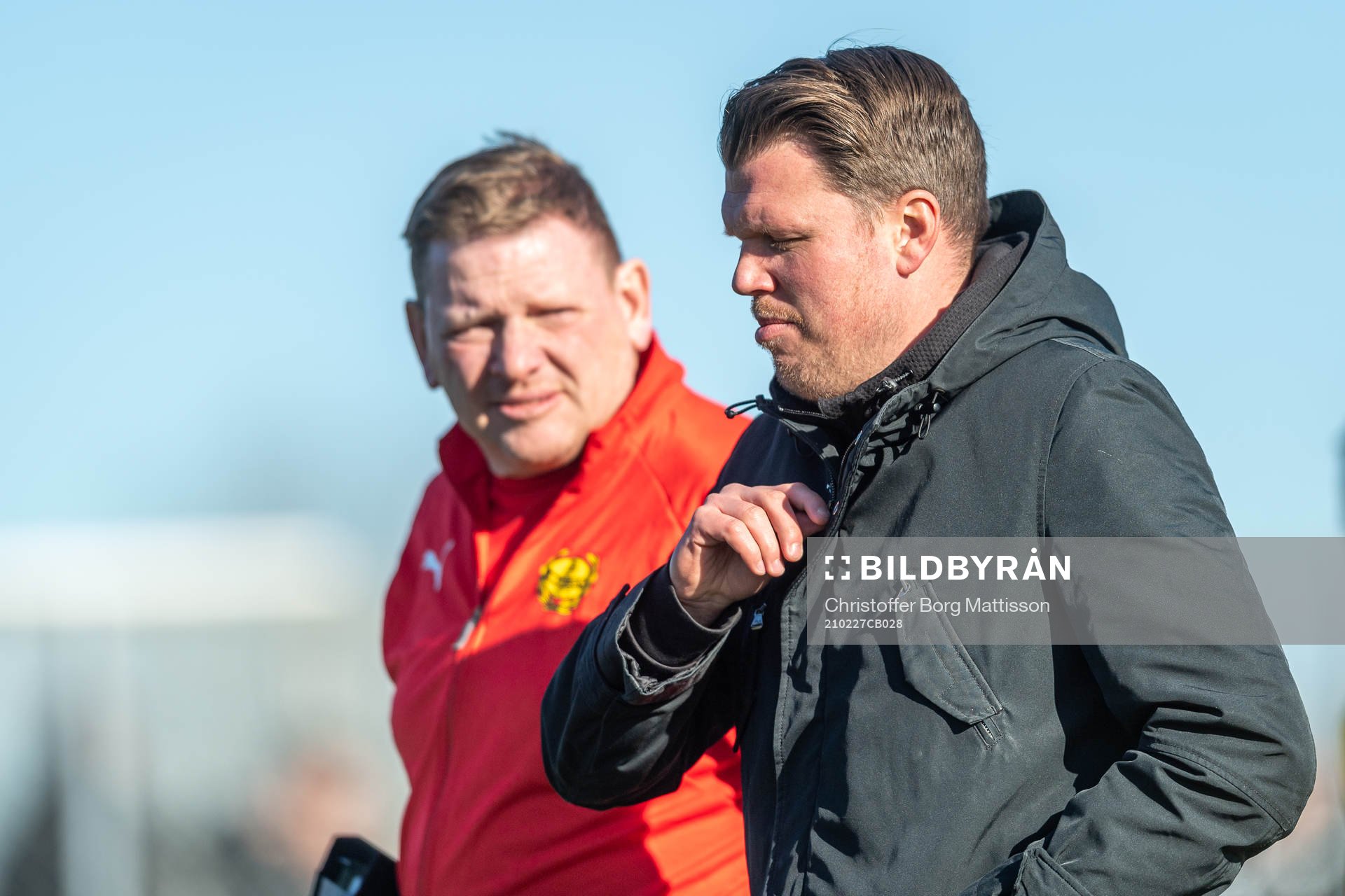 Mjällbys assisterande tränare Alf Westerberg  och Christian Järdler efter första halvlek under fotbollsmatchen i Svenska Cupen mellan Landskrona och Mjällby den 27 februari 2021 i Landskrona. 
