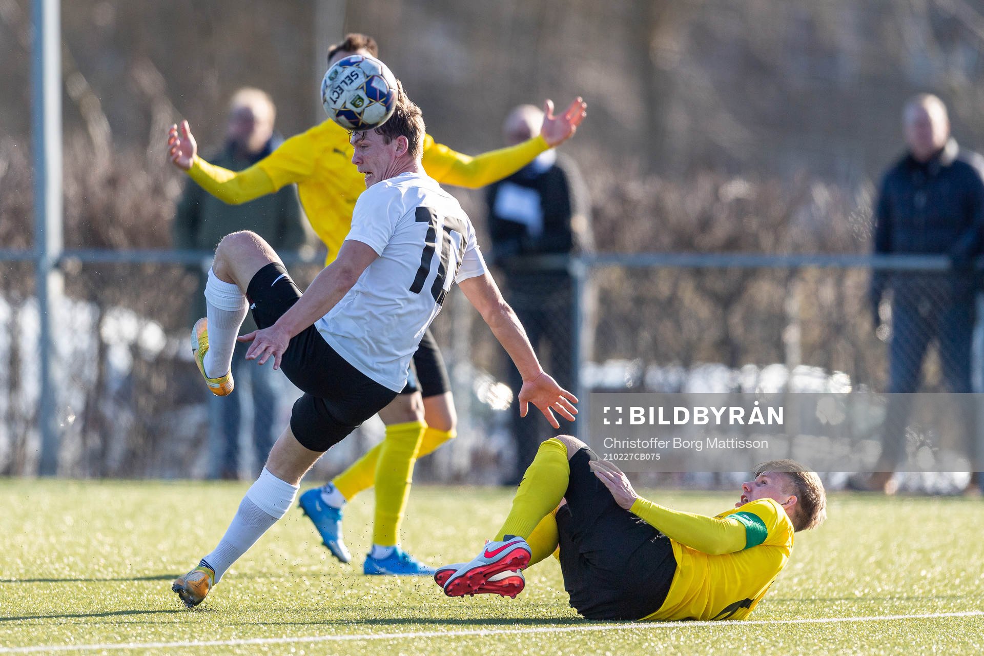Landskronas Robin Hofsö i kamp med Mjällbys Eric Björkander under fotbollsmatchen i Svenska Cupen mellan Landskrona och Mjällby den 27 februari 2021 i Landskrona.