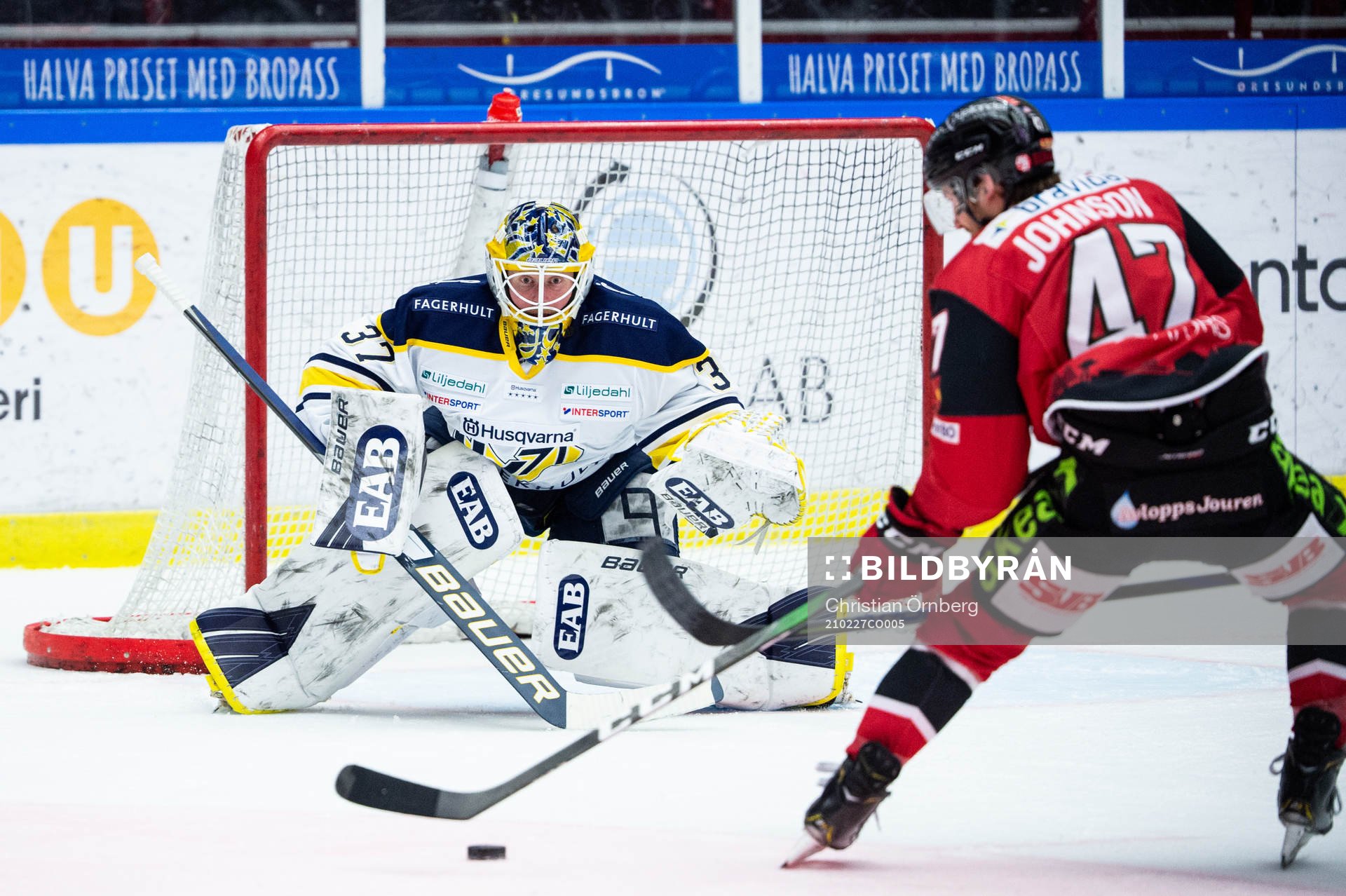 s målvakt Jonas Gunnarsson och Malmö Redhawks Adam Johnson