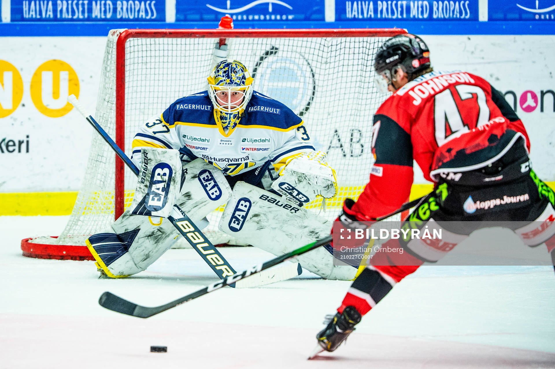 Malmö Redhawks Adam Johnson på väg att göra 2-1 på