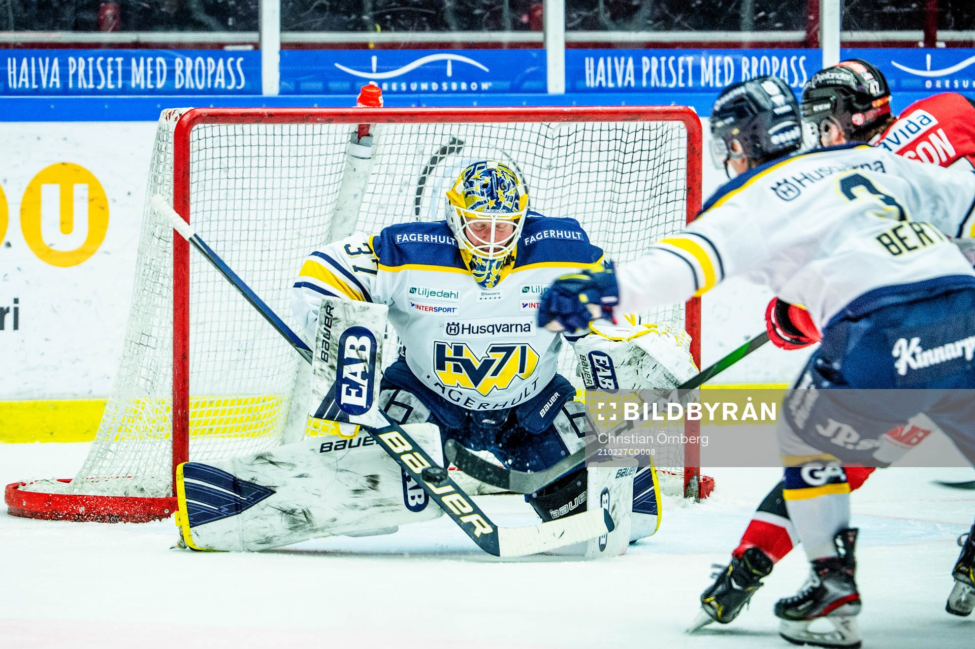 Malmö Redhawks Adam Johnson på väg att göra 2-1 på