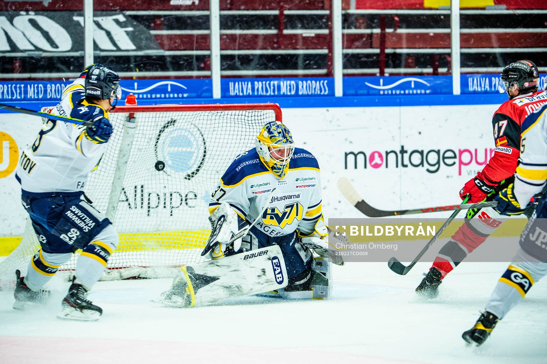 Malmö Redhawks Adam Johnson på väg att göra 2-1 på