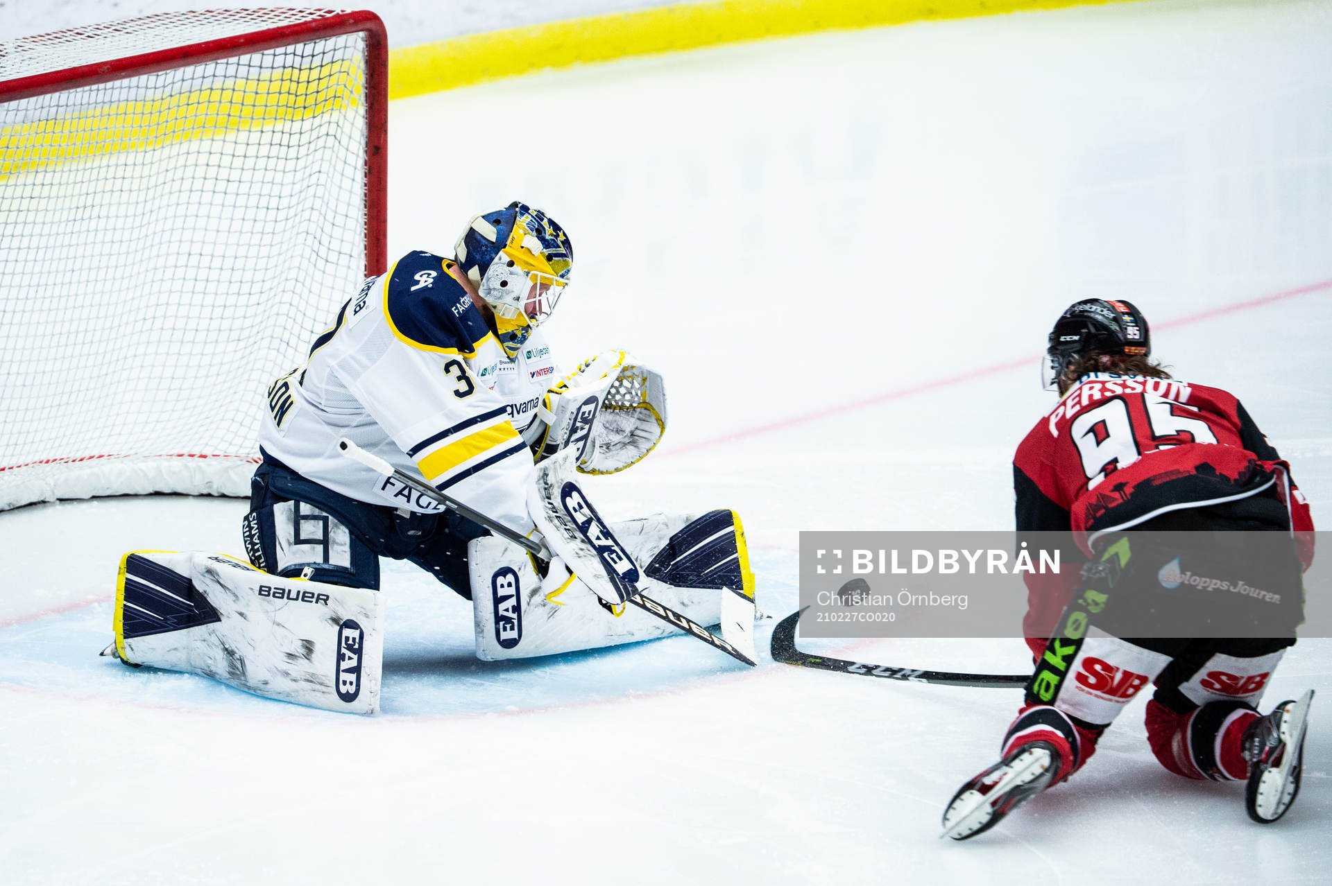 s målvakt Jonas Gunnarsson och Malmö Redhawks Carl Persson