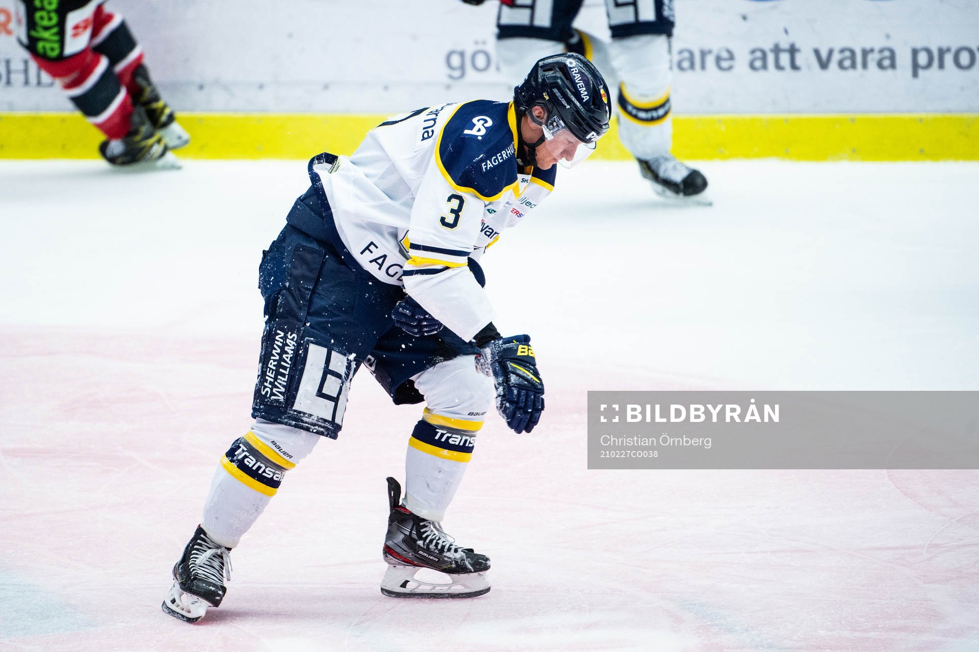 s Daniel Bertov lämnar planen skadad