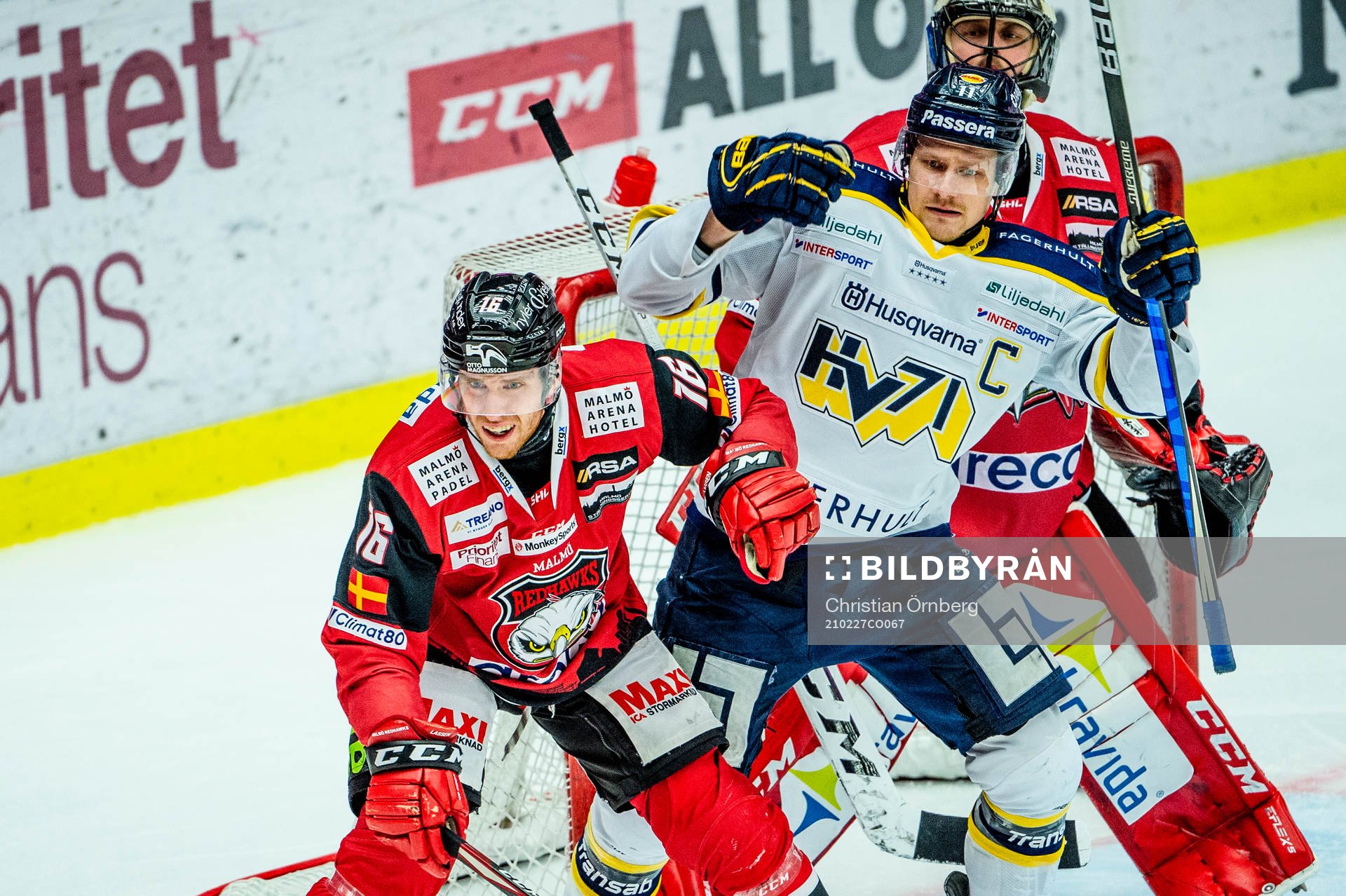 Malmö Redhawks Matias Lassen och målvakt Oscar Alsenfelt