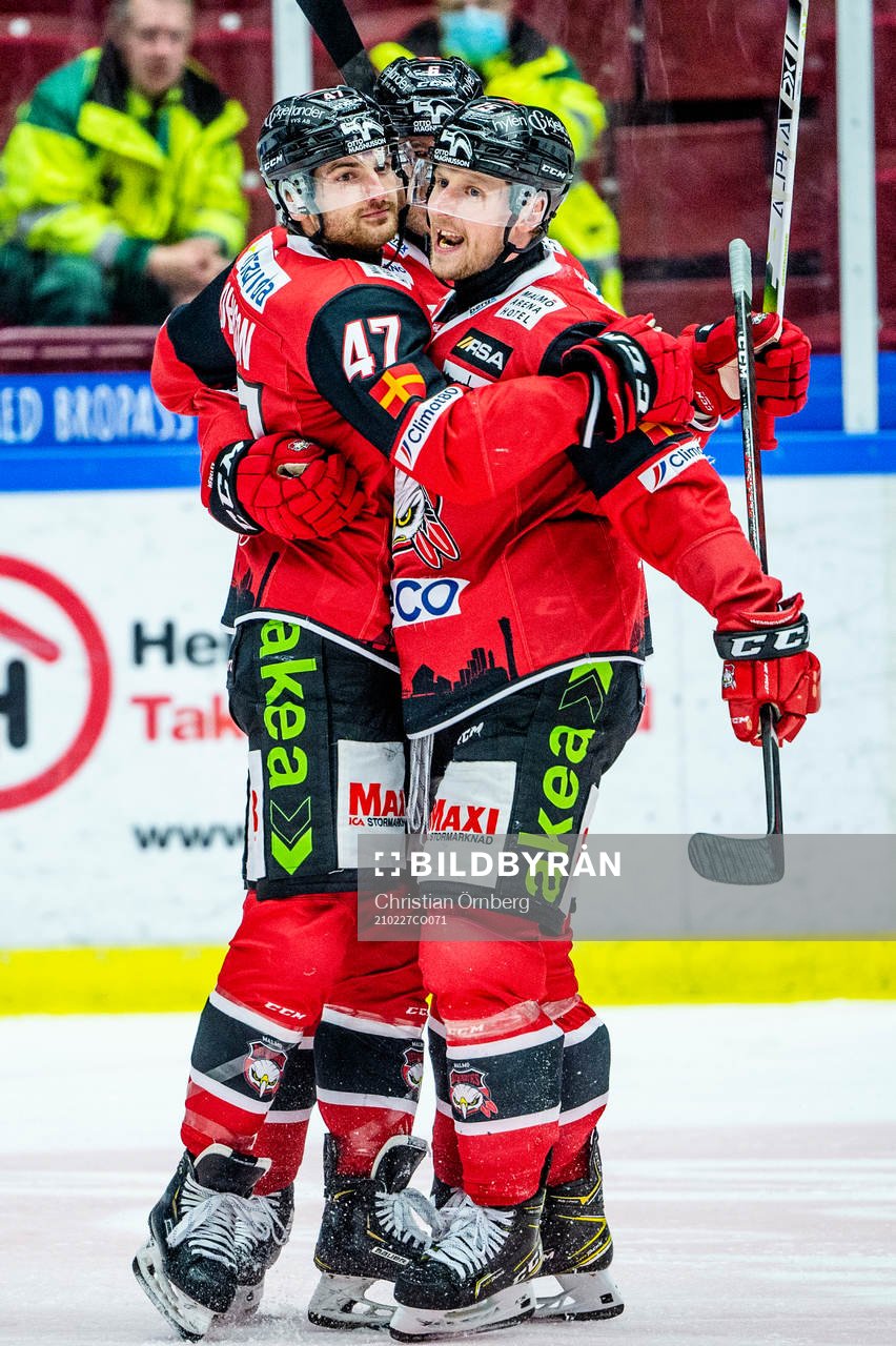 Malmö Redhawks Adam Johnson jublar