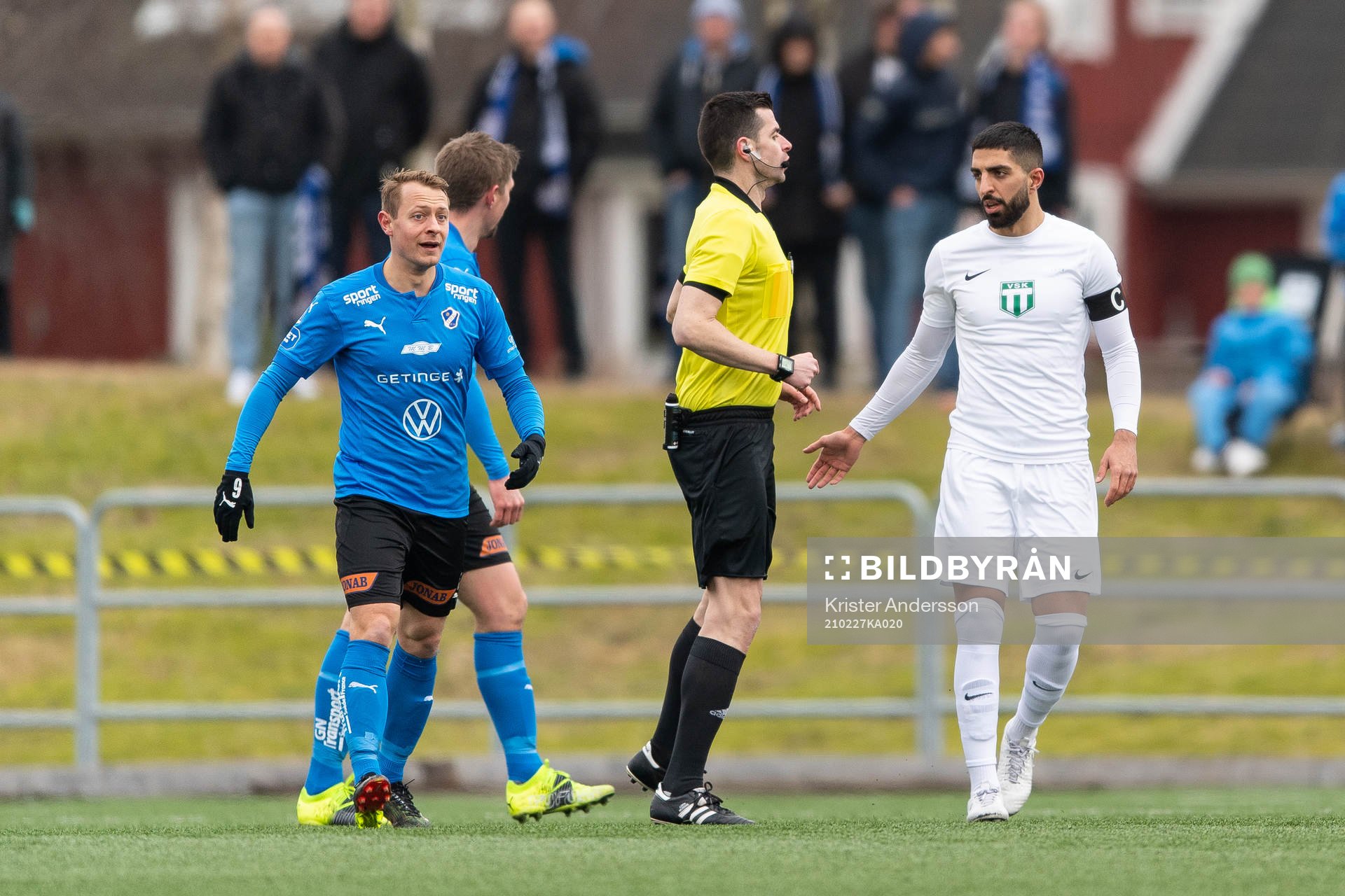Halmstads Joel Allansson, domare Enzo Vesprini och