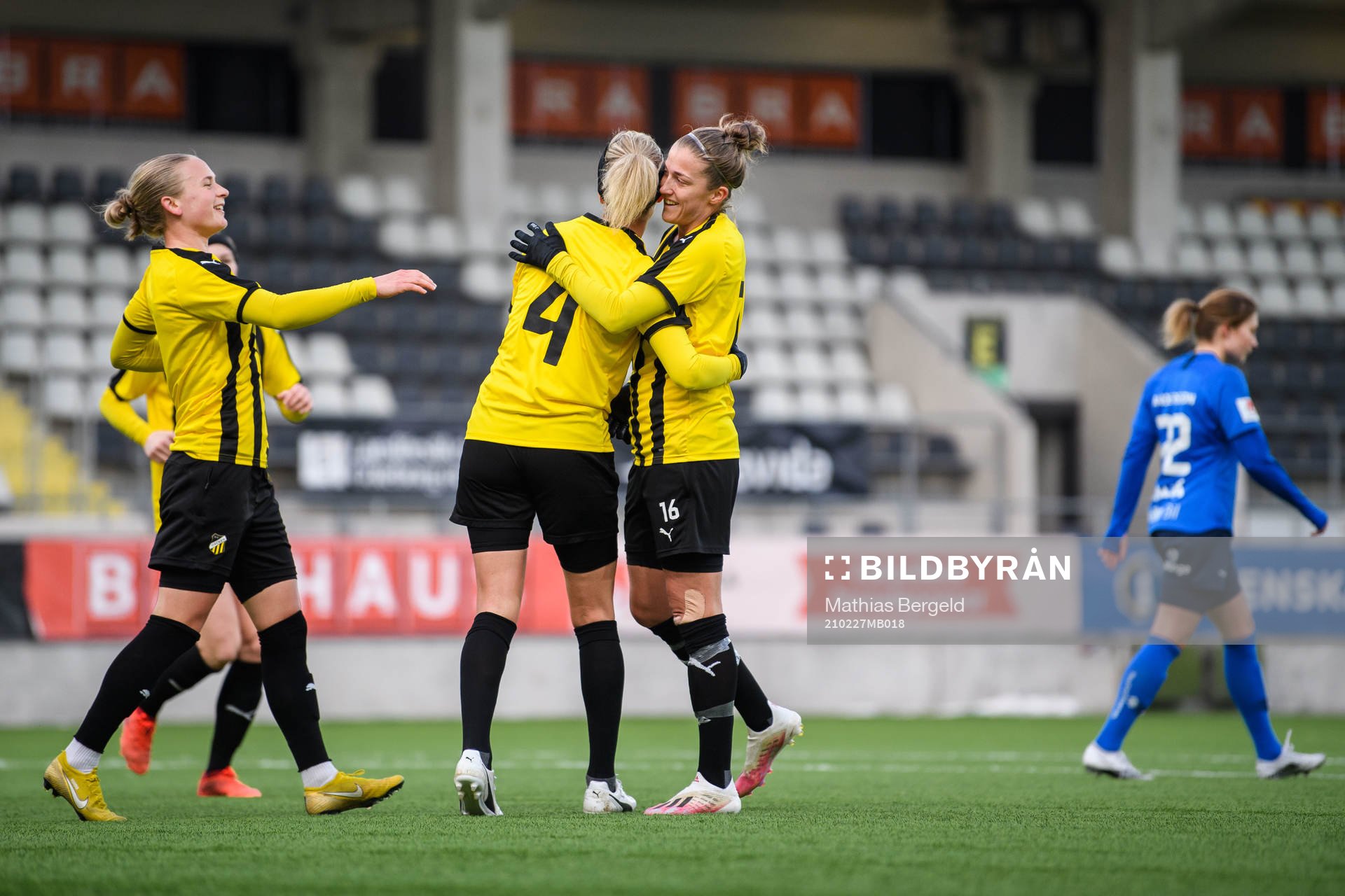 Häckens Filippa Curmark jublar med Emma Kullberg