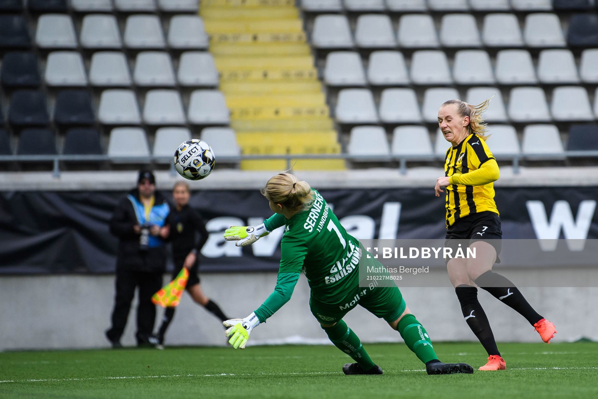Eskilstunas målvakt Emelie Lundberg och Häckens Stina