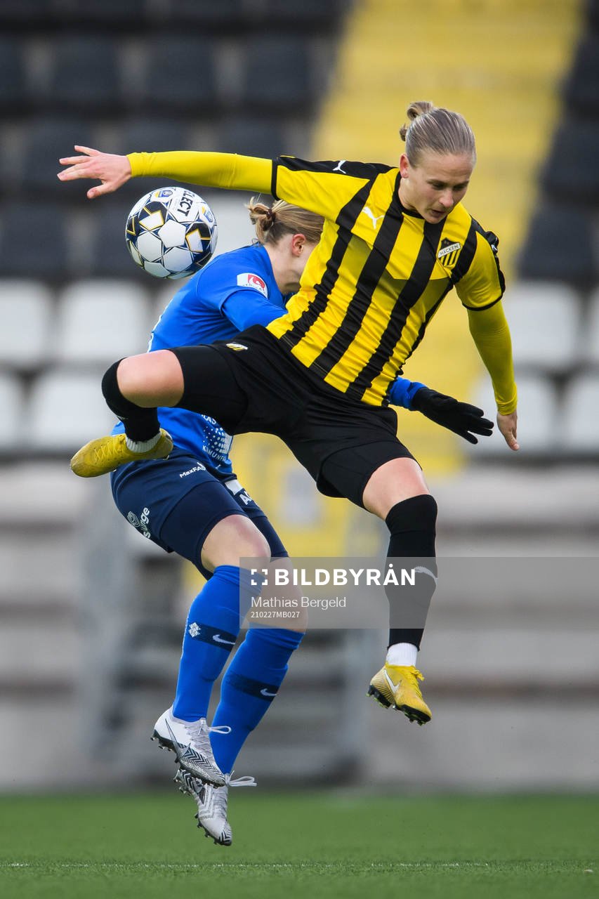 Eskilstunas Fiona Eriksson och Häckens Filippa Curmark under träningsmatchen i fotboll mellan Häcken och Eskilstuna United den 27 februari 2021 i Göteborg. 