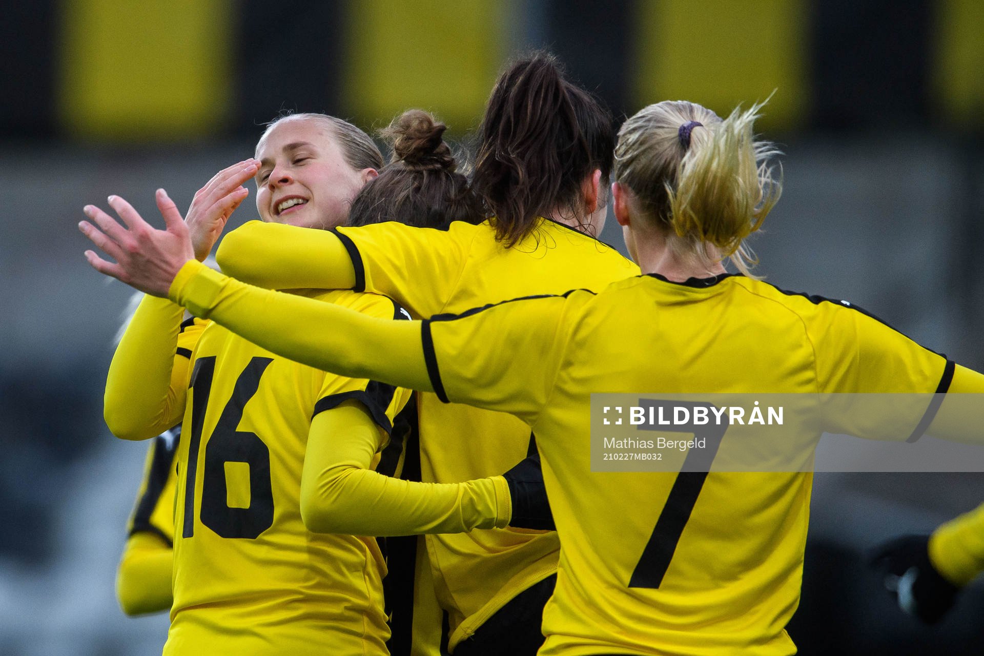 Häckens Filippa Curmark och Filippa Angeldal jublar