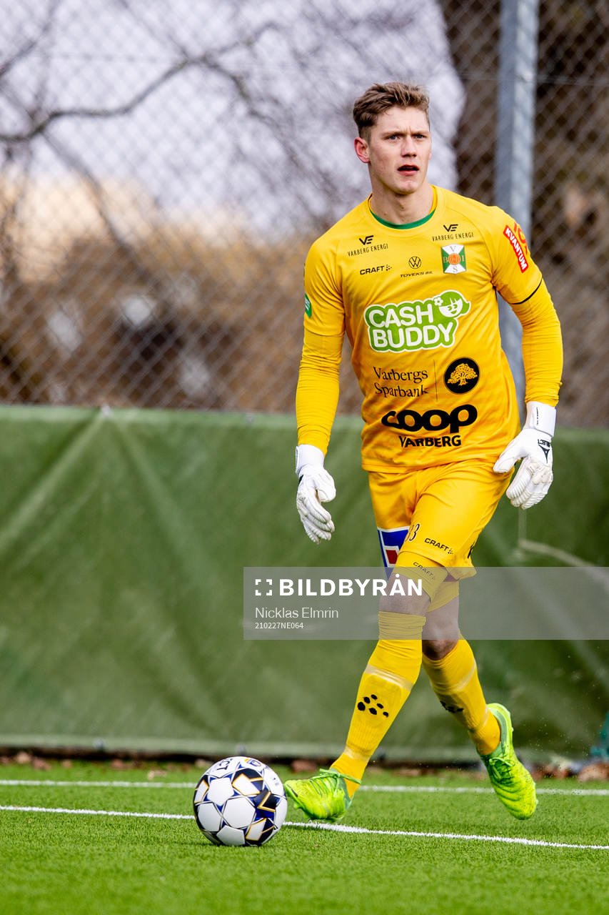 Varbergs målvakt Albin Svensson under fotbollsmatchen i träningsmatchen mellan Varberg och Örgryte den 27 februari 2021 i Varberg. 