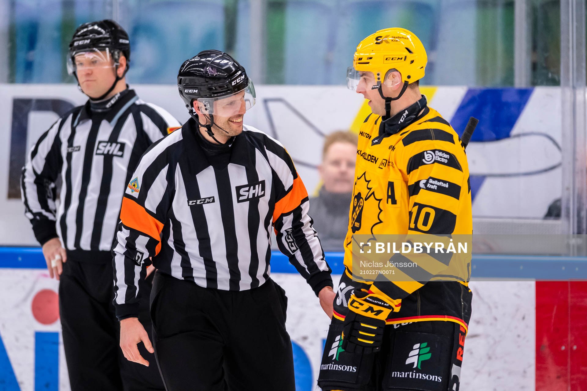 Domare Johan Magnusson i samspråk med Skellefteås Joakim