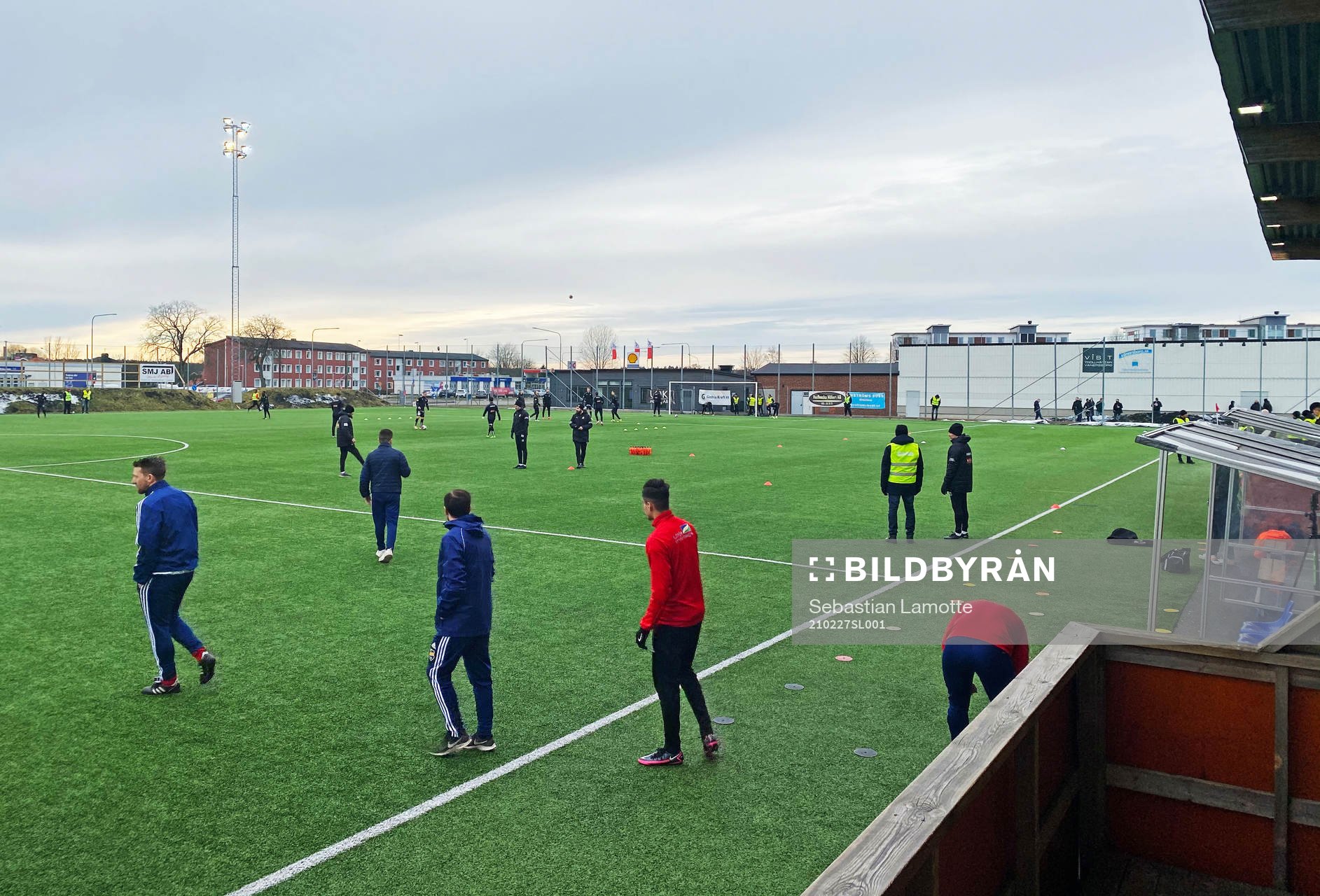 Spelare värmer upp inför fotbollsmatchen i Svenska Cupen mellan Gauthiod och Häcken den 27 februari 2021 i Vänersborg. 