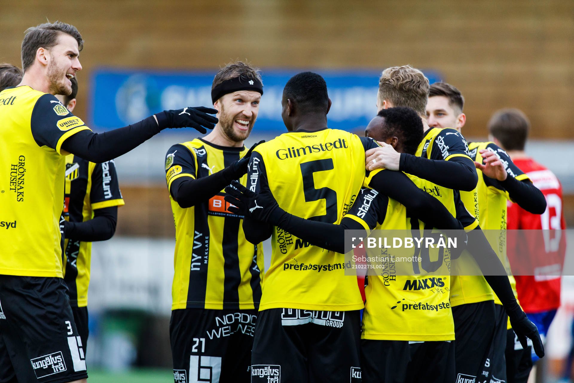 Häckens Godswill Ekpolo jublar med lagkamrater