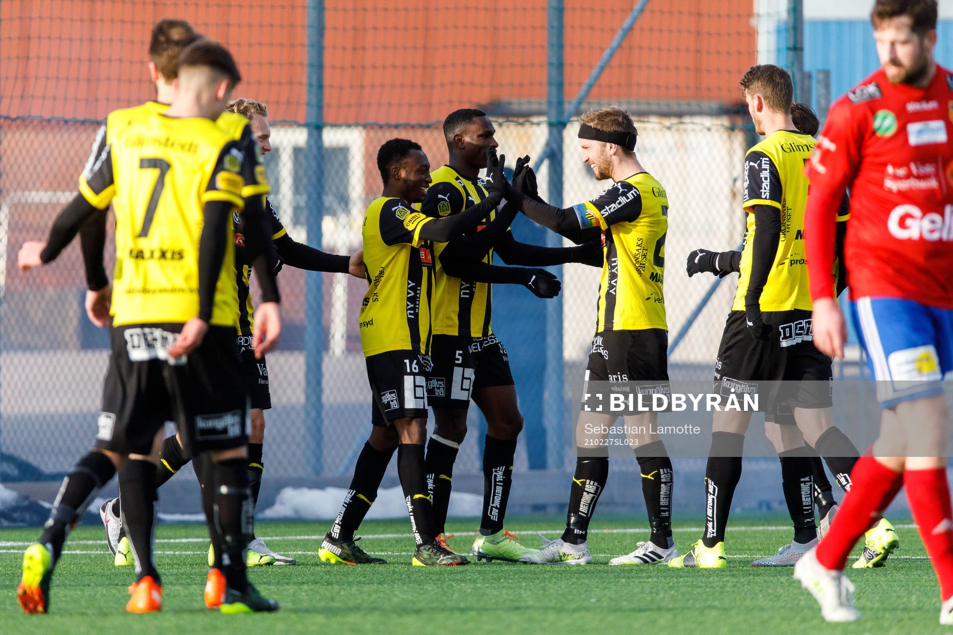 Häckens spelare jublar