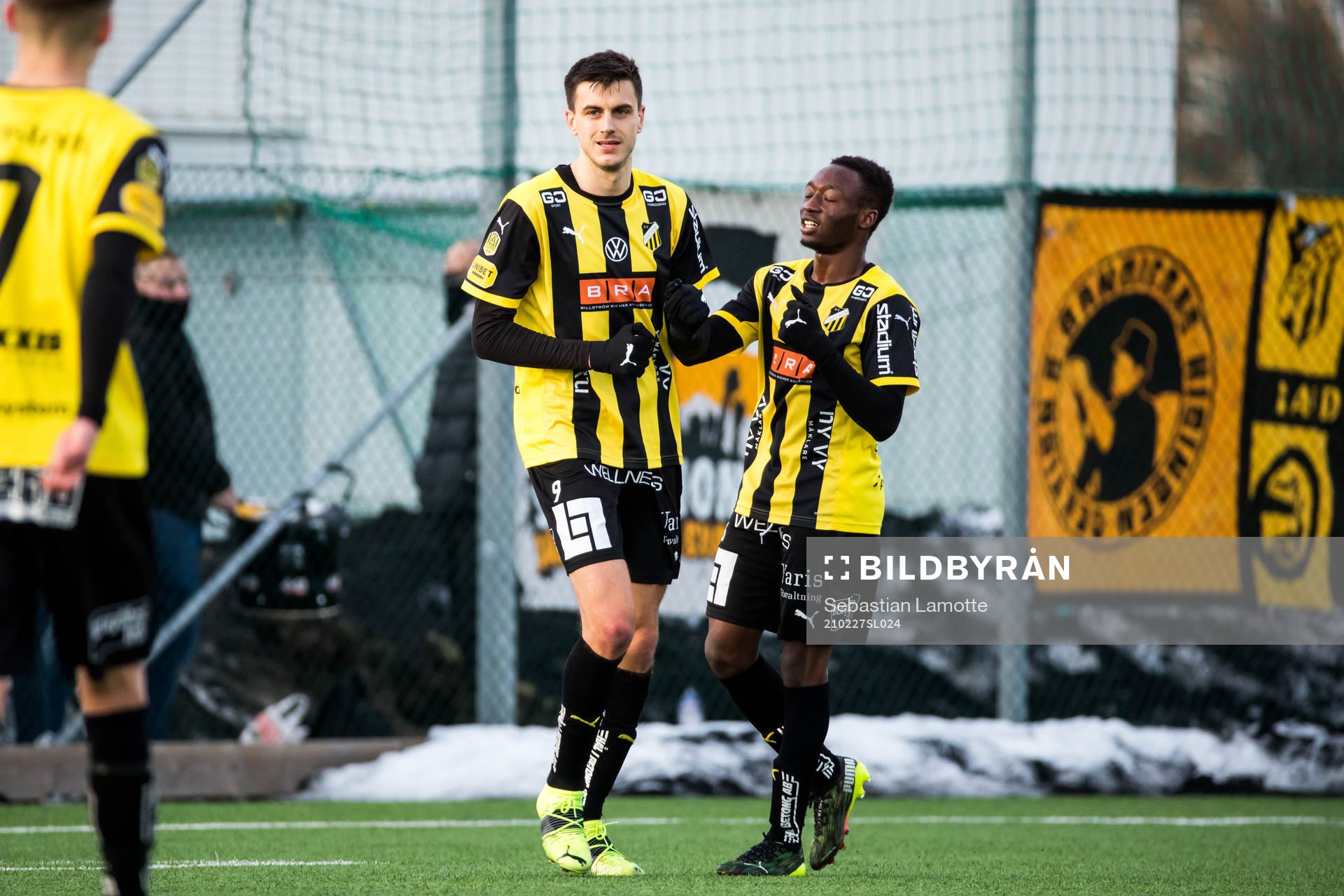 Häckens Alexander Jeremejeff har gjort 0-3 och jublar med lagkamraterna under fotbollsmatchen i Svenska Cupen mellan Gauthiod och Häcken den 27 februari 2021 i Vänersborg.