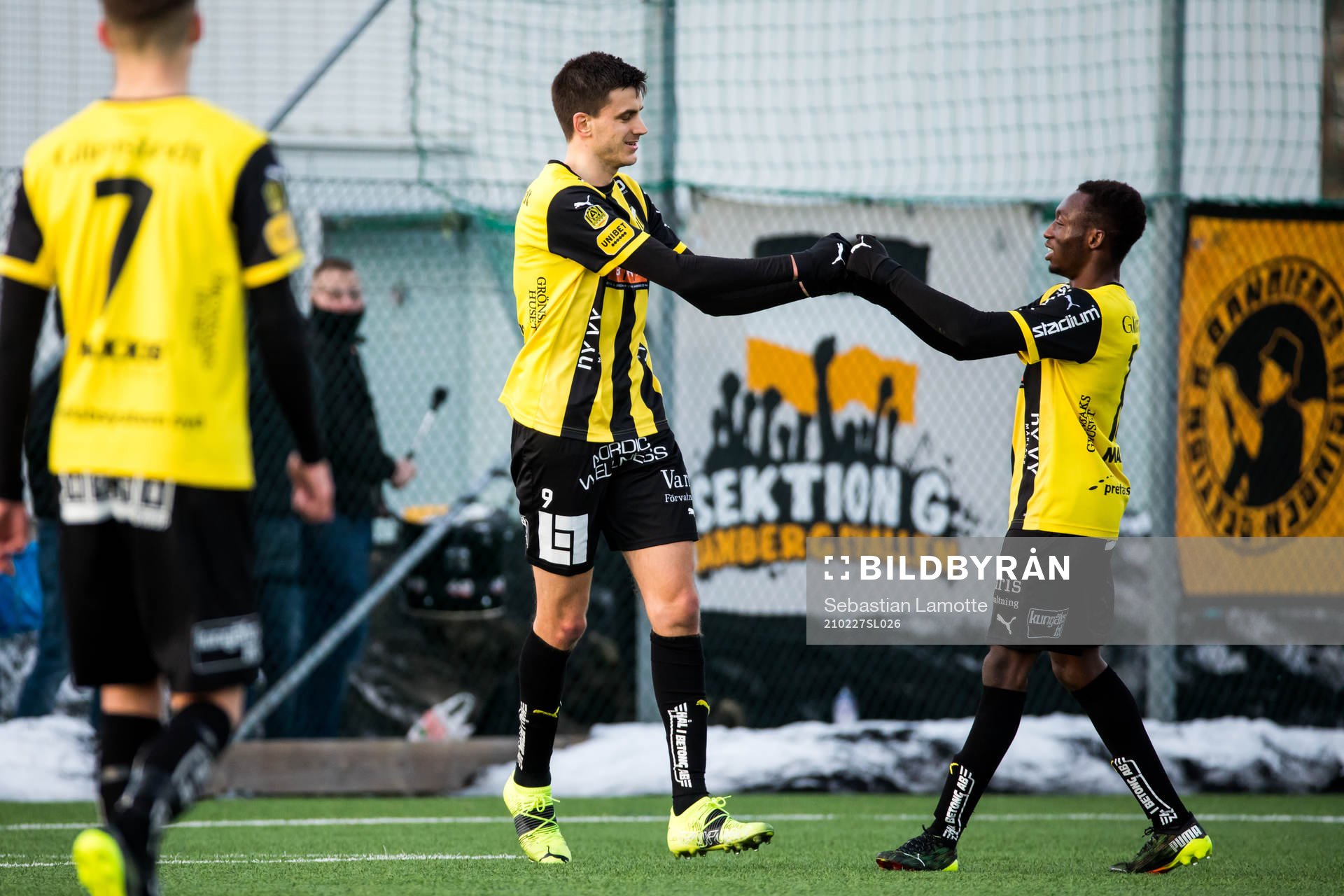 Häckens Alexander Jeremejeff har gjort 0-3 och jublar med lagkamraterna under fotbollsmatchen i Svenska Cupen mellan Gauthiod och Häcken den 27 februari 2021 i Vänersborg.