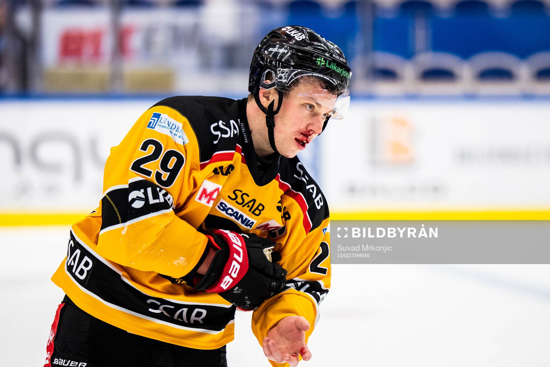 Luleås Erik Gustafsson blöder från ansiktet