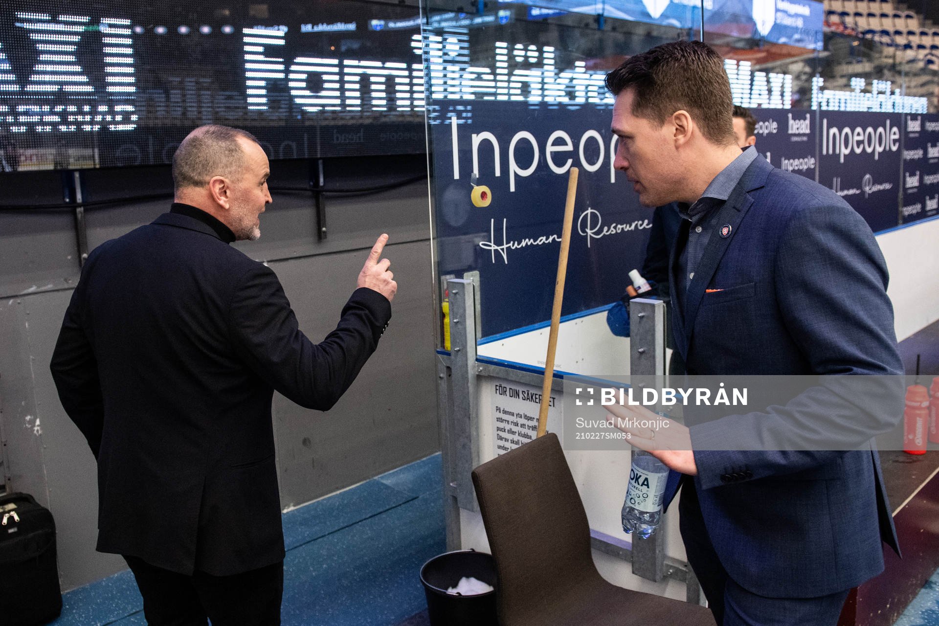 Luleås tränare Thomas Berglund i en diskussion med