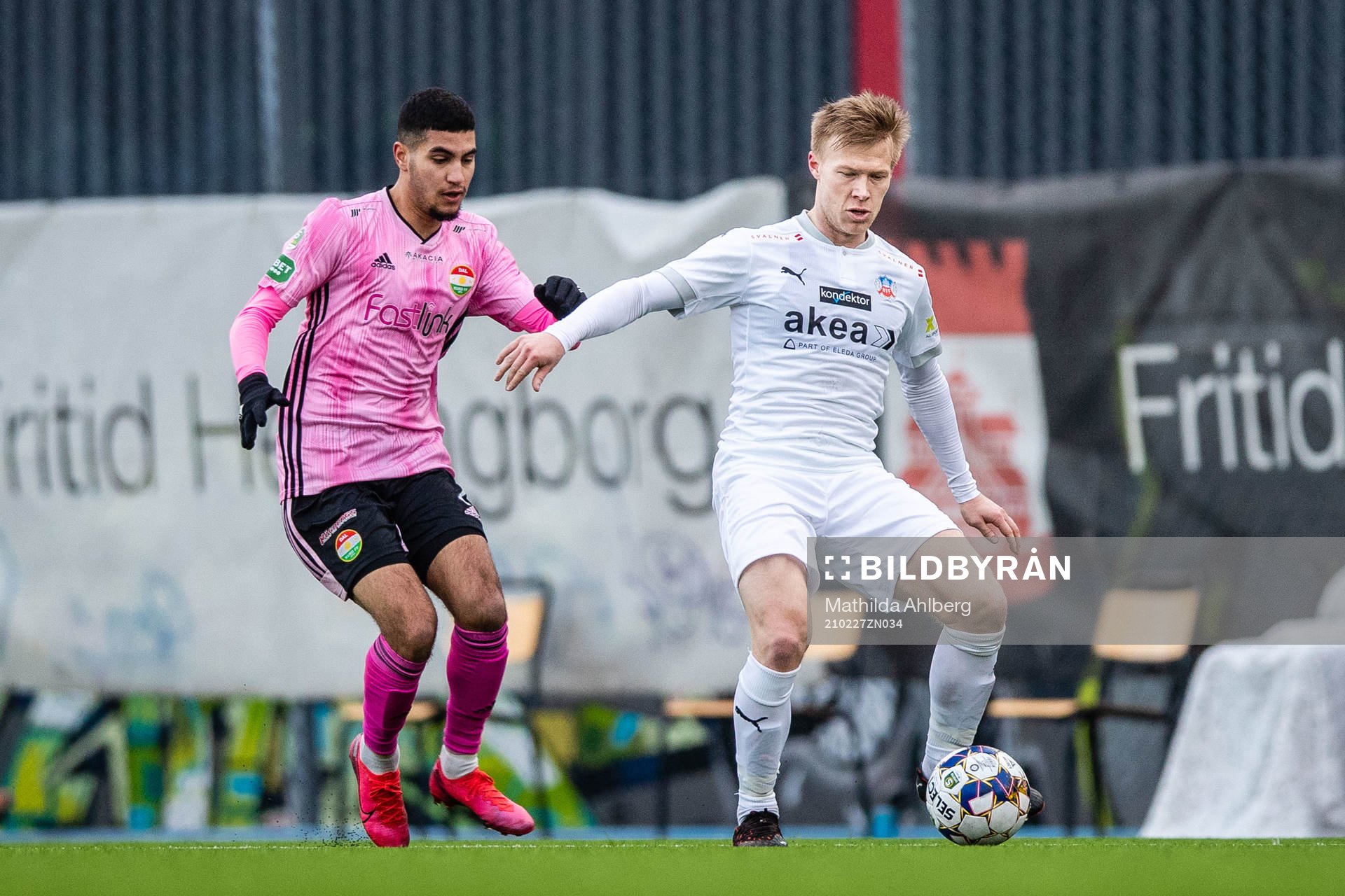 Dalkurds Marcel El-Marakbji och Helsingborgs Andreas Landgren under fotbollsmatchen i Svenska Cupen mellan Helsingborg och Dalkurd den 27 februari 2021 i Helsingborg.