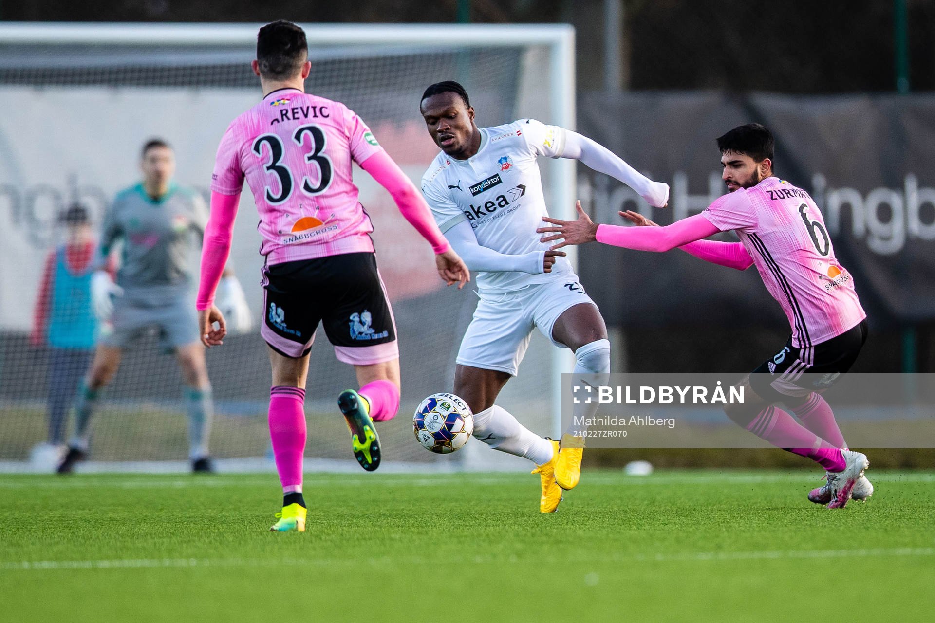 Helsingborgs Noel Mbo och Dalkurds Suleman Zurmati i duell