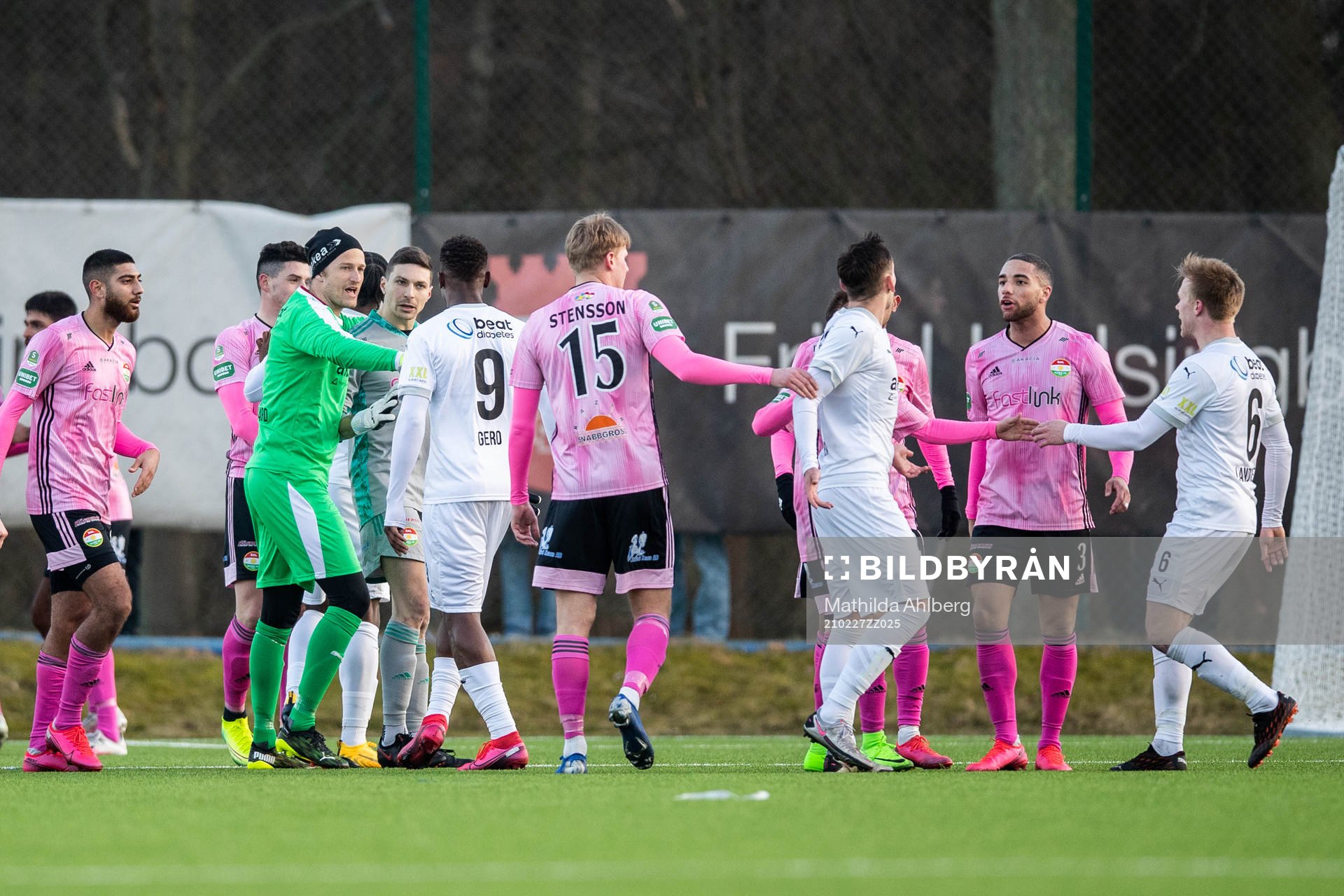 Helsingborgs målvakt Anders Lindegaard försöker lugna