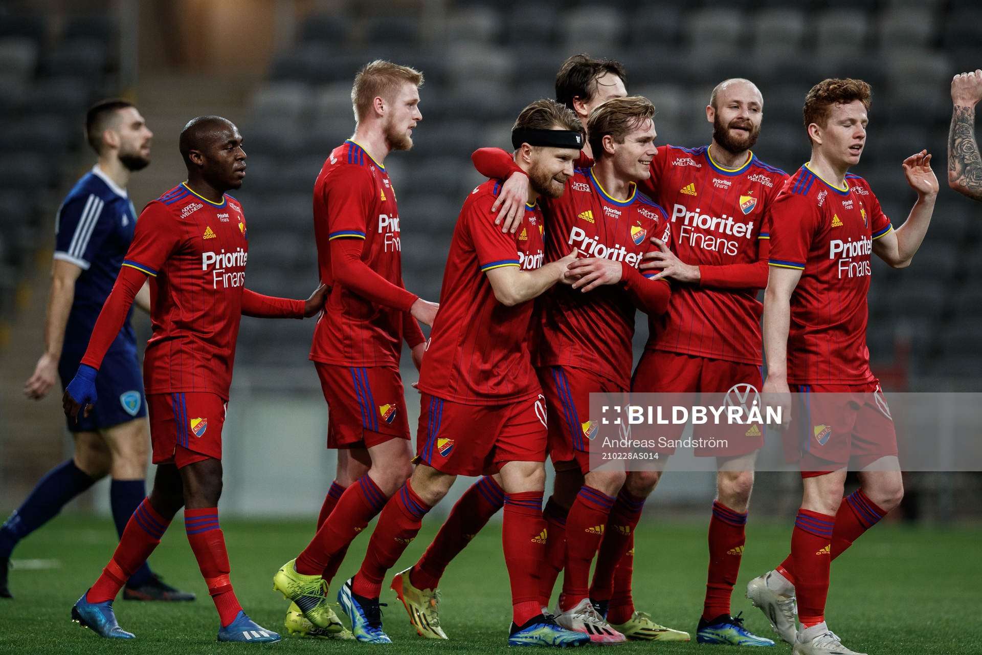 Djurgårdens Jacob Une Larsson jublar med lagkamrater efter 3-0 under fotbollsmatchen i Svenska Cupen mellan Djurgården och Umeå FC den 28 februari 2021 i Stockholm. 