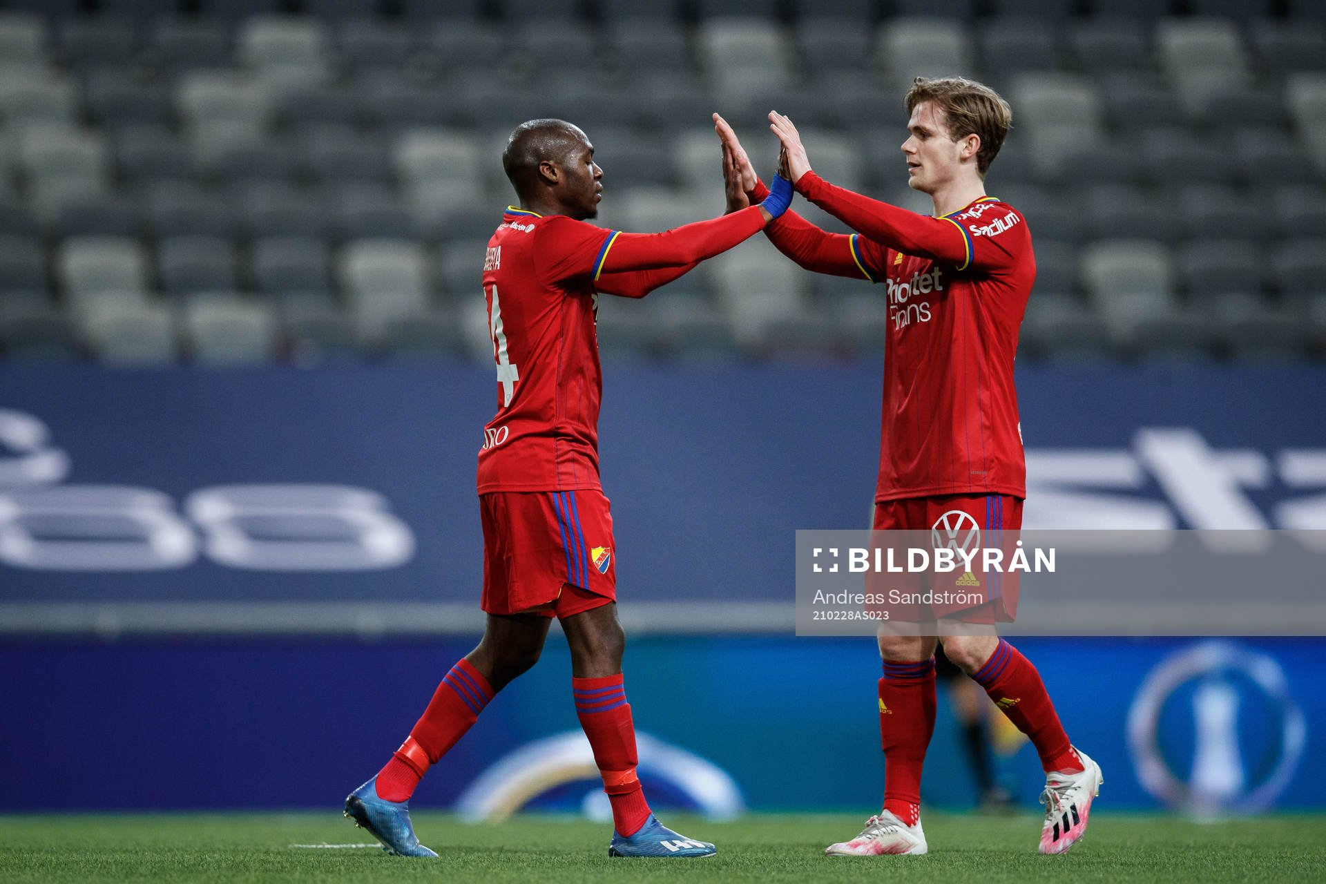 Djurgårdens Edward Chilufya jublar med Hampus Finndell