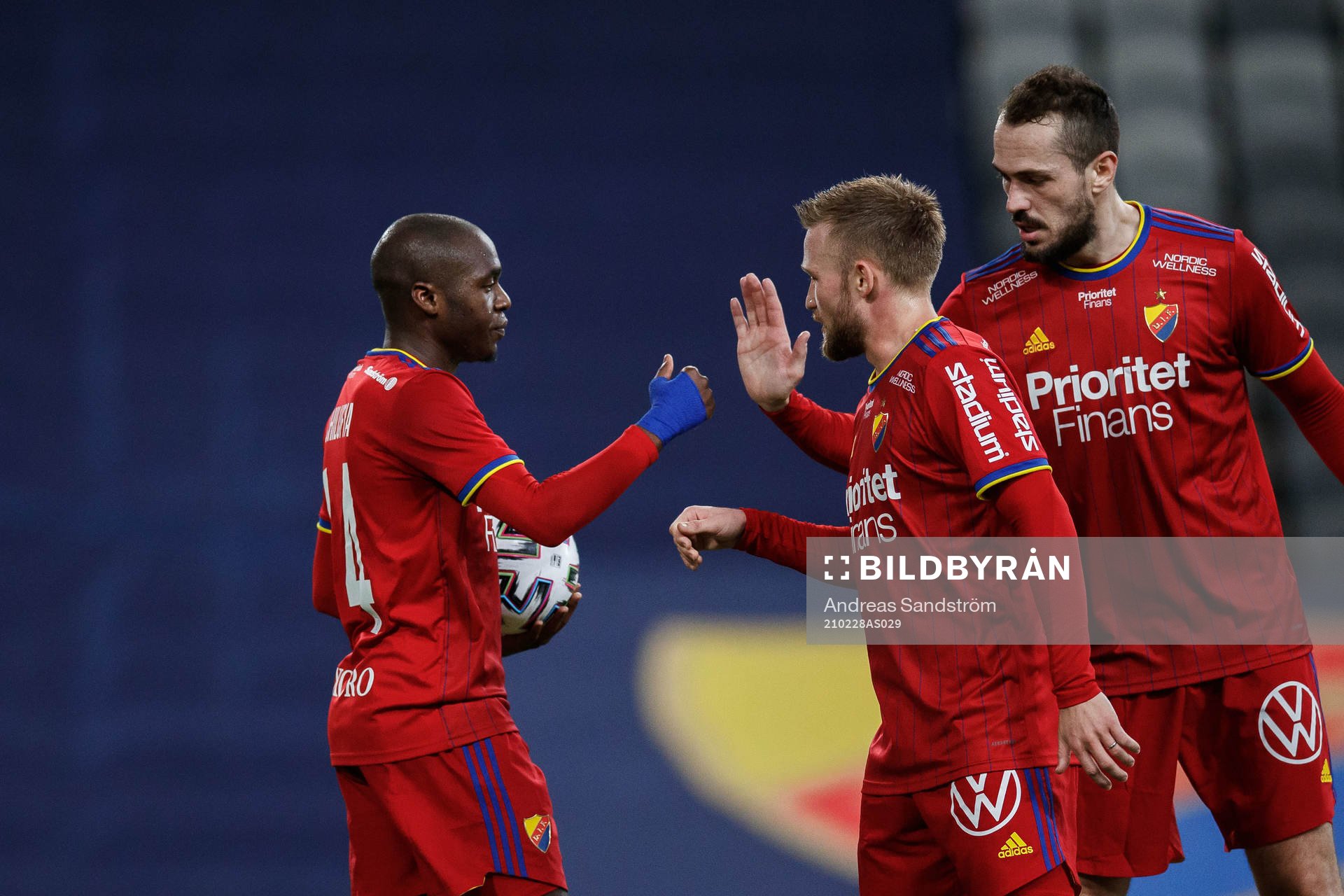 Djurgårdens Edward Chilufya jublar med Nicklas Bärkroth
