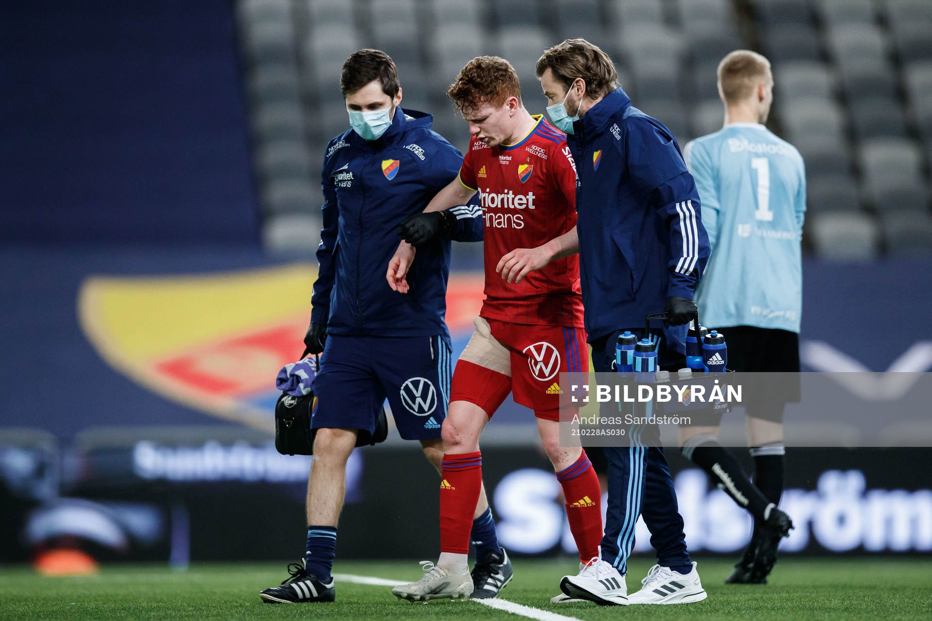 Djurgårdens Aslak Witry får hjälp av planen