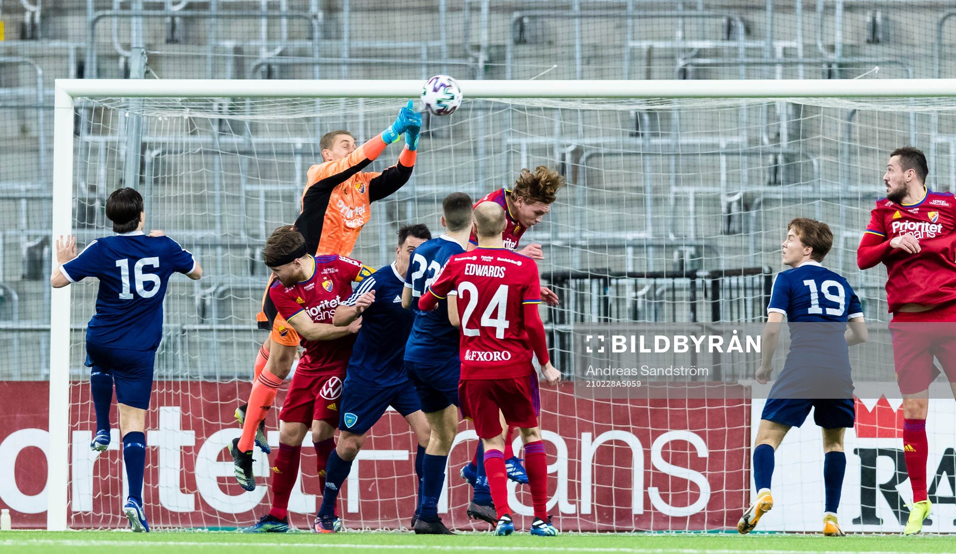 Djurgårdens målvakt Aleksandr Vasyutin med en utboxning